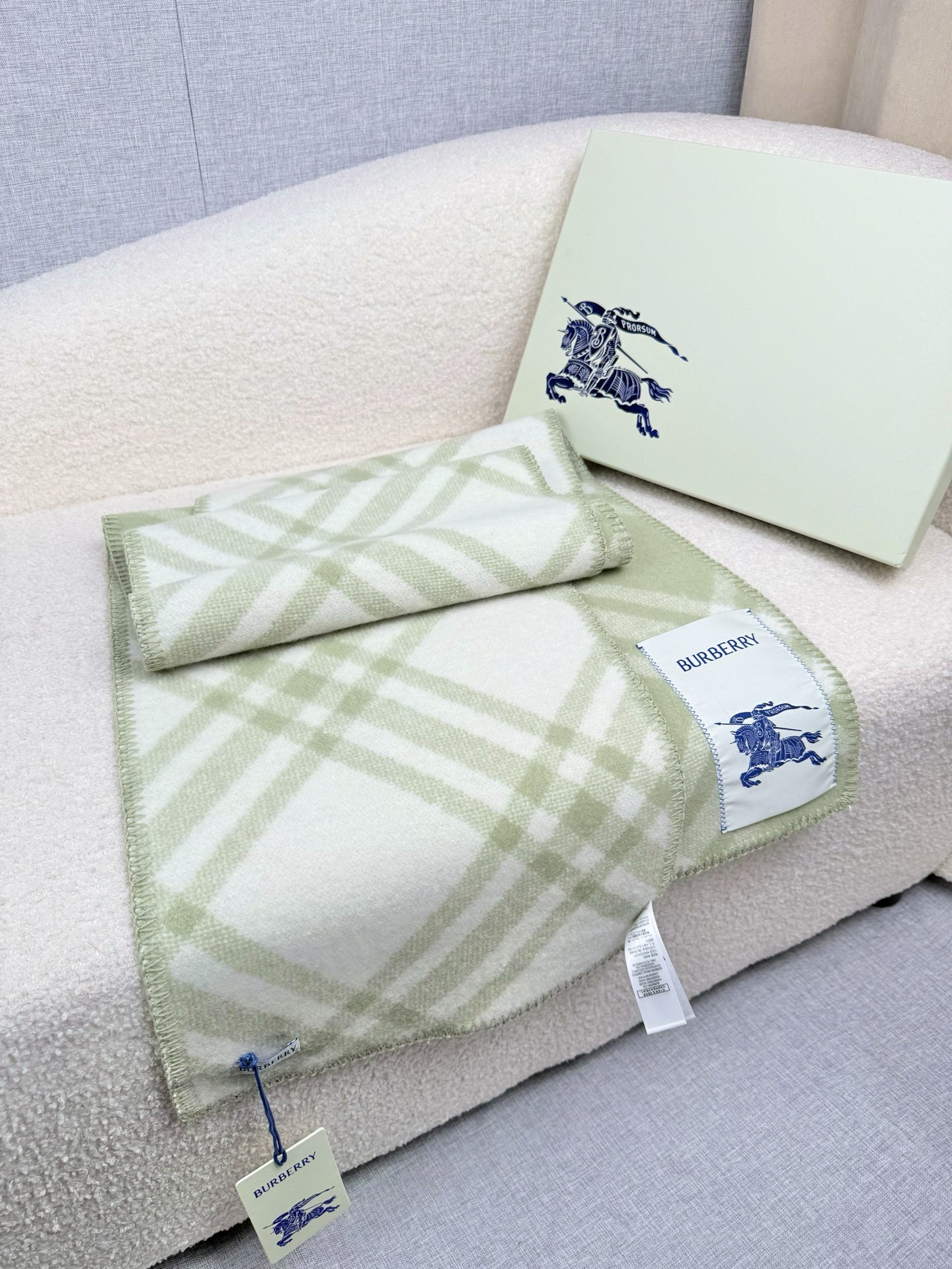 P。B家。【锯齿状车线版】低调的奢侈感❗️极品柔美精英高手级别的时髦感围巾❗️这款Burberry羊绒羊