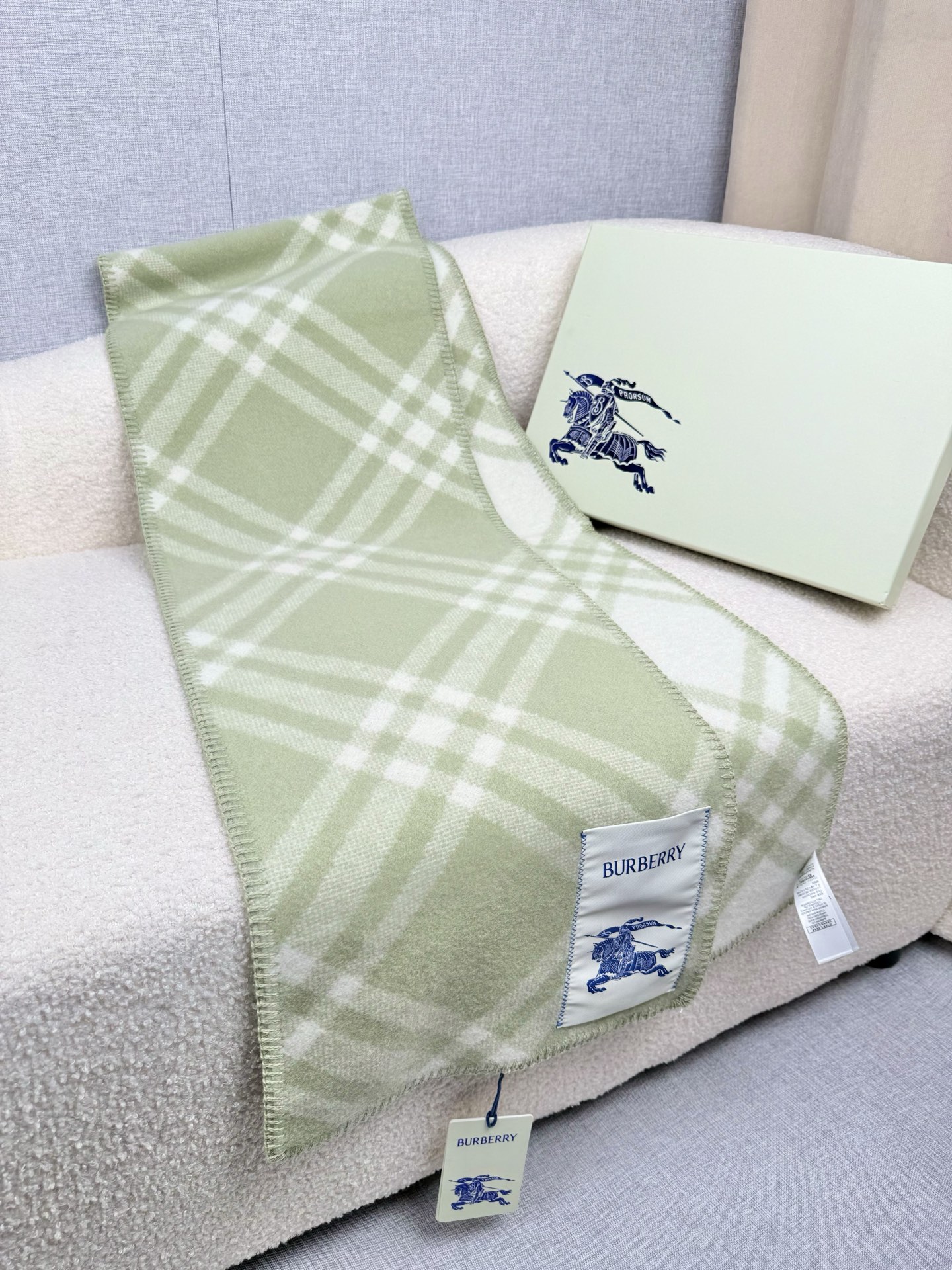 P。B家。【锯齿状车线版】低调的奢侈感❗️极品柔美精英高手级别的时髦感围巾❗️这款Burberry羊绒羊