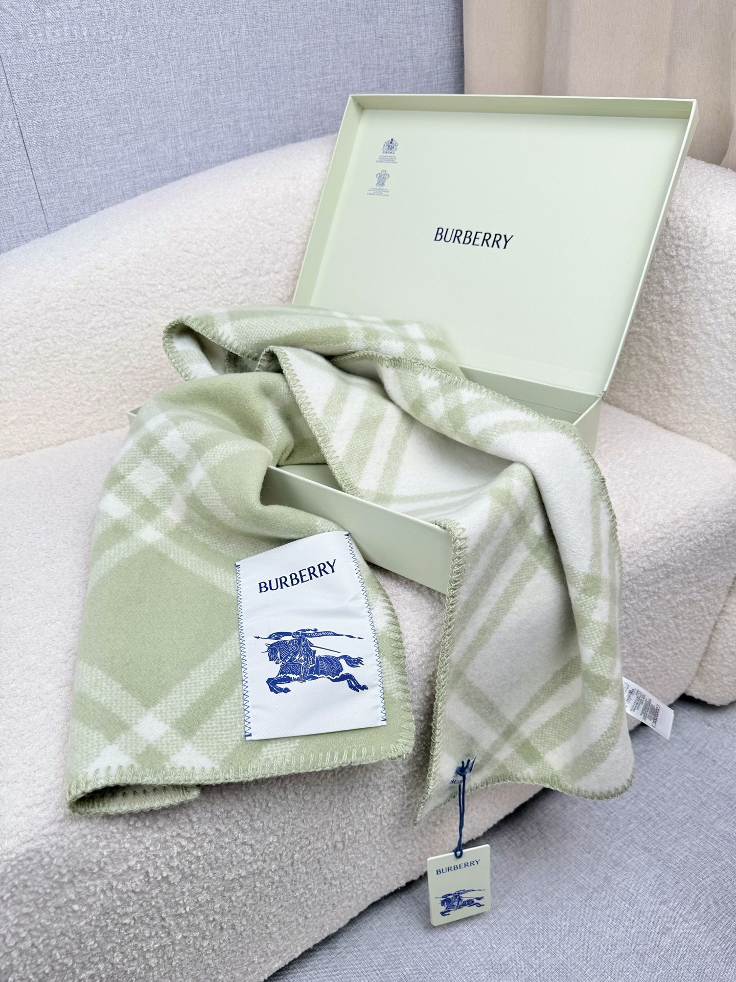 P。B家。【锯齿状车线版】低调的奢侈感❗️极品柔美精英高手级别的时髦感围巾❗️这款Burberry羊绒羊