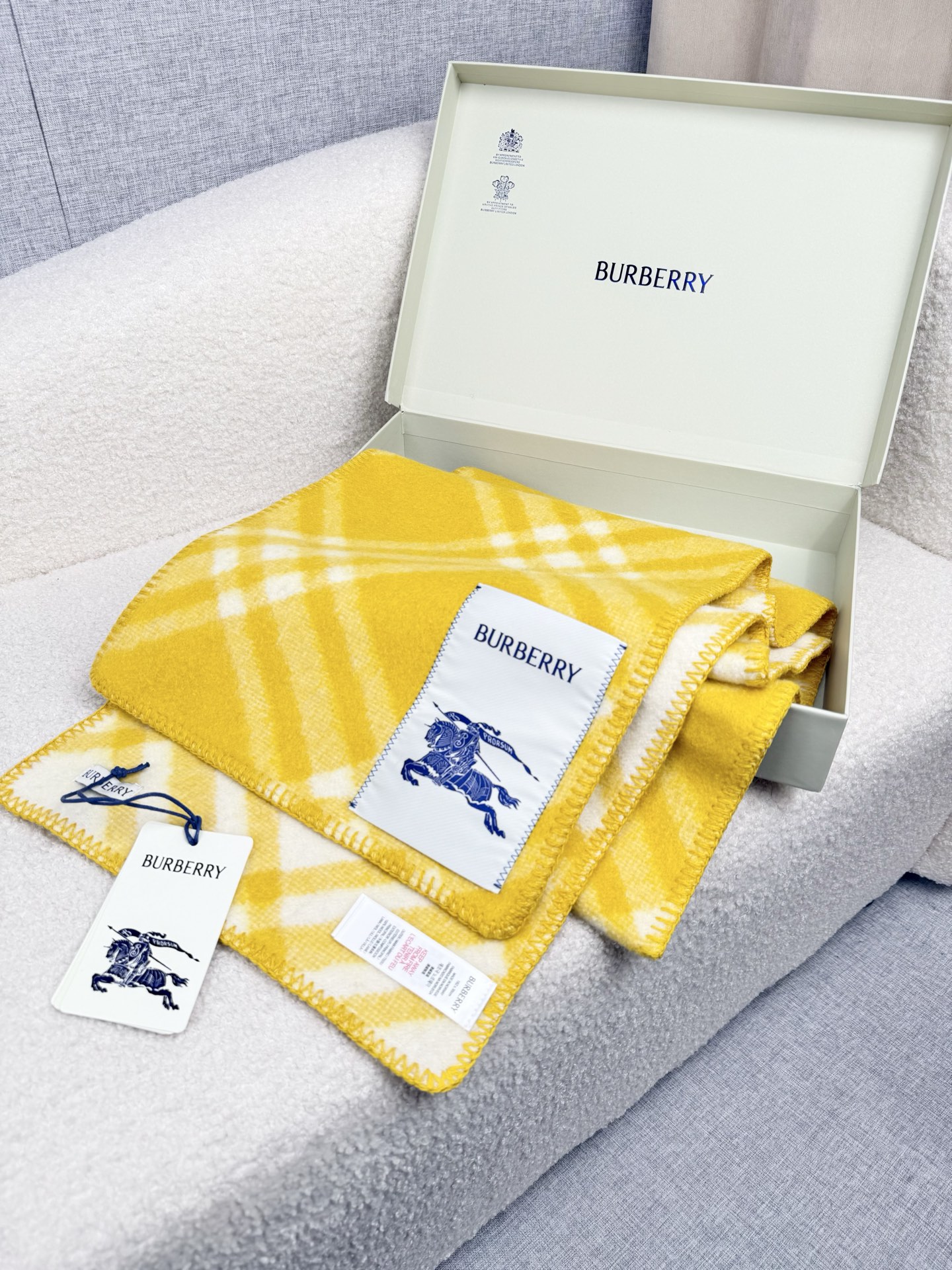 P。B家。【锯齿状车线版】低调的奢侈感❗️极品柔美精英高手级别的时髦感围巾❗️这款Burberry羊绒羊