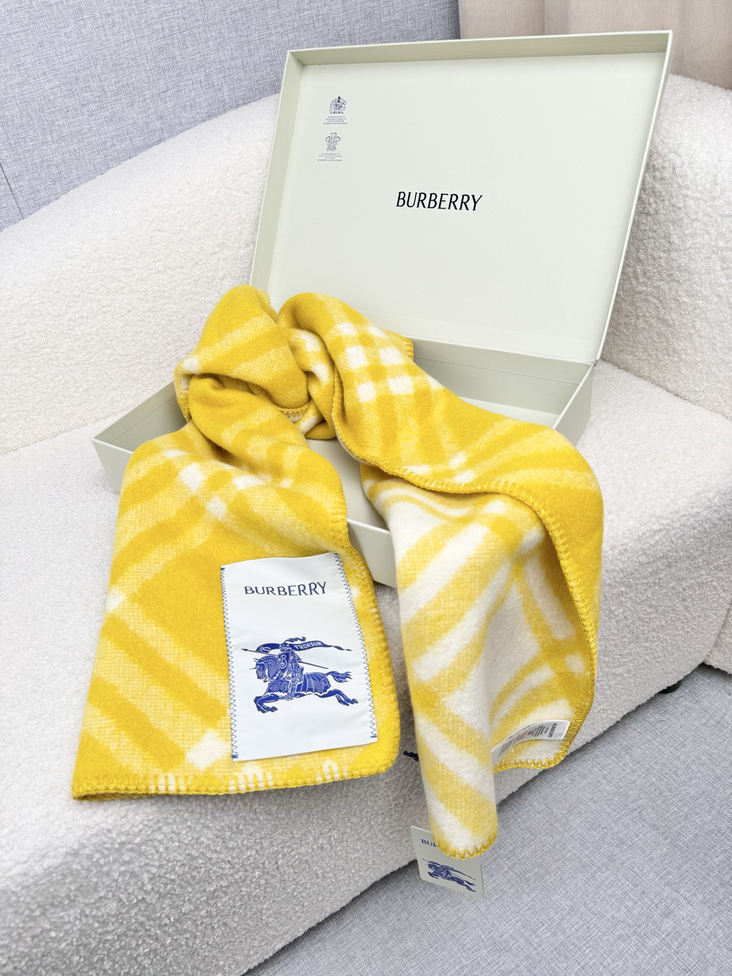 P。B家。【锯齿状车线版】低调的奢侈感❗️极品柔美精英高手级别的时髦感围巾❗️这款Burberry羊绒羊