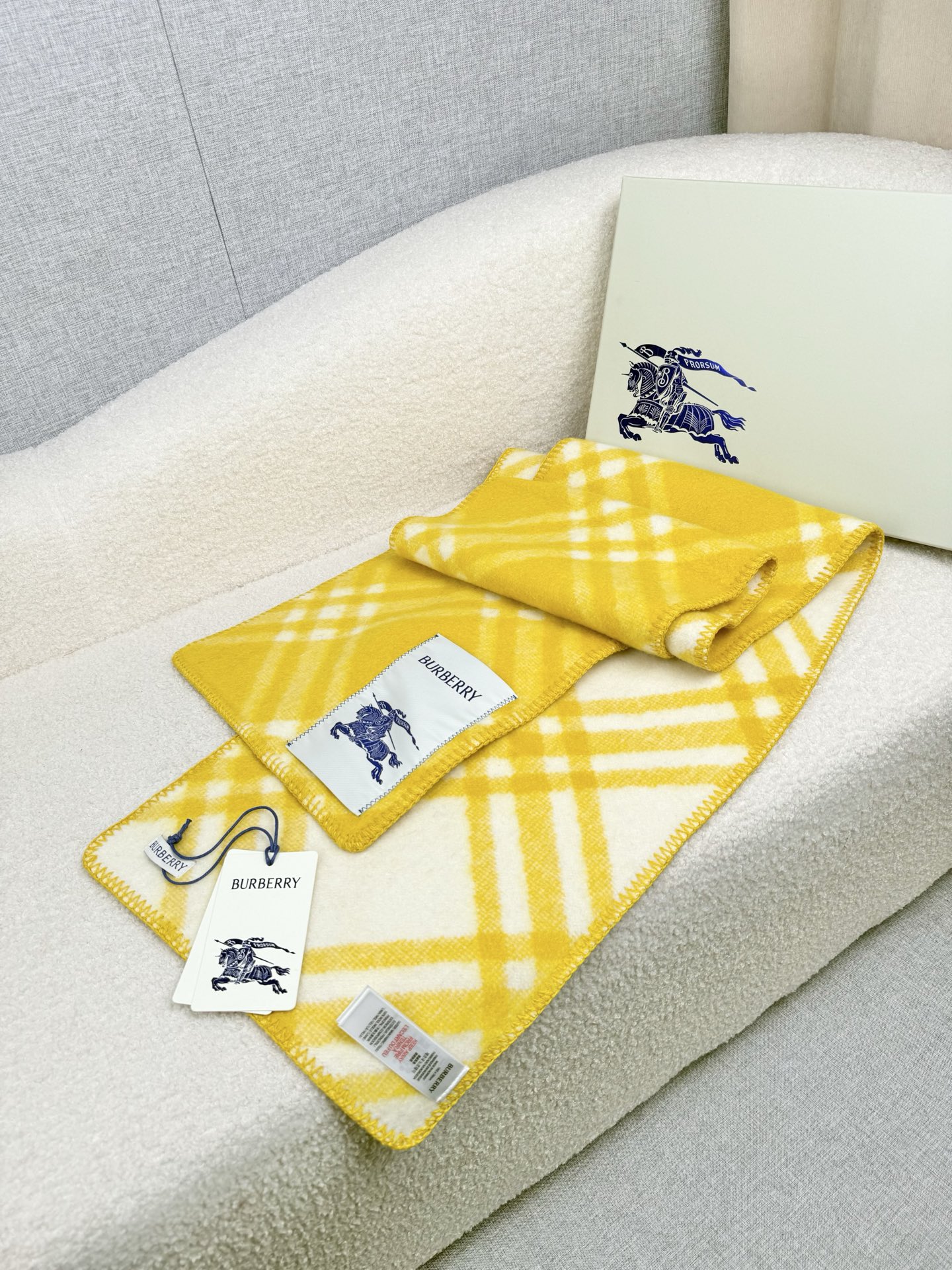 P。B家。【锯齿状车线版】低调的奢侈感❗️极品柔美精英高手级别的时髦感围巾❗️这款Burberry羊绒羊