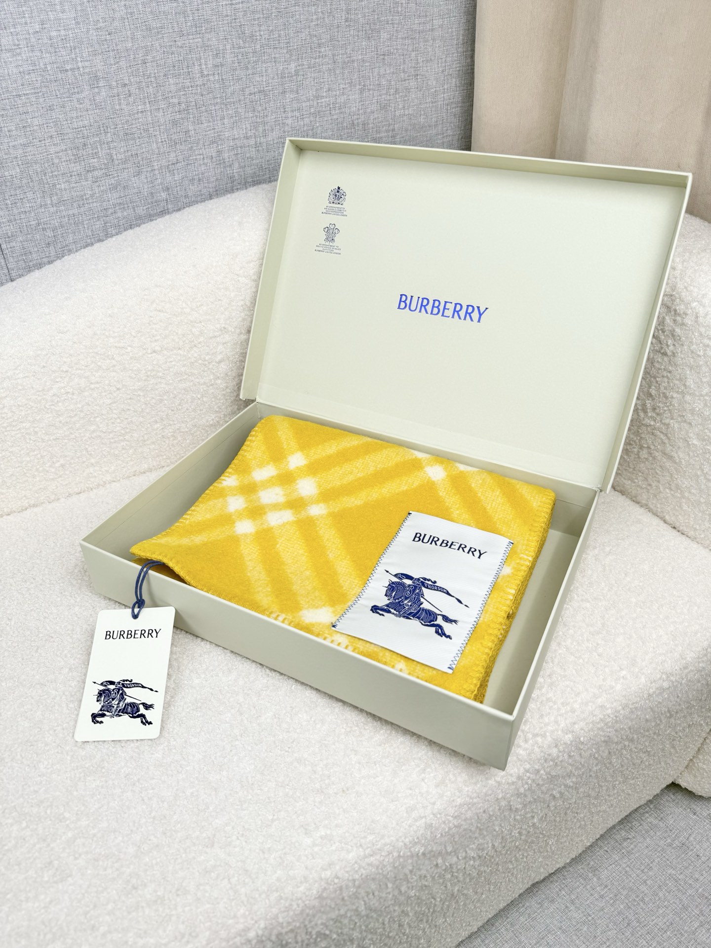 P。B家。【锯齿状车线版】低调的奢侈感❗️极品柔美精英高手级别的时髦感围巾❗️这款Burberry羊绒羊