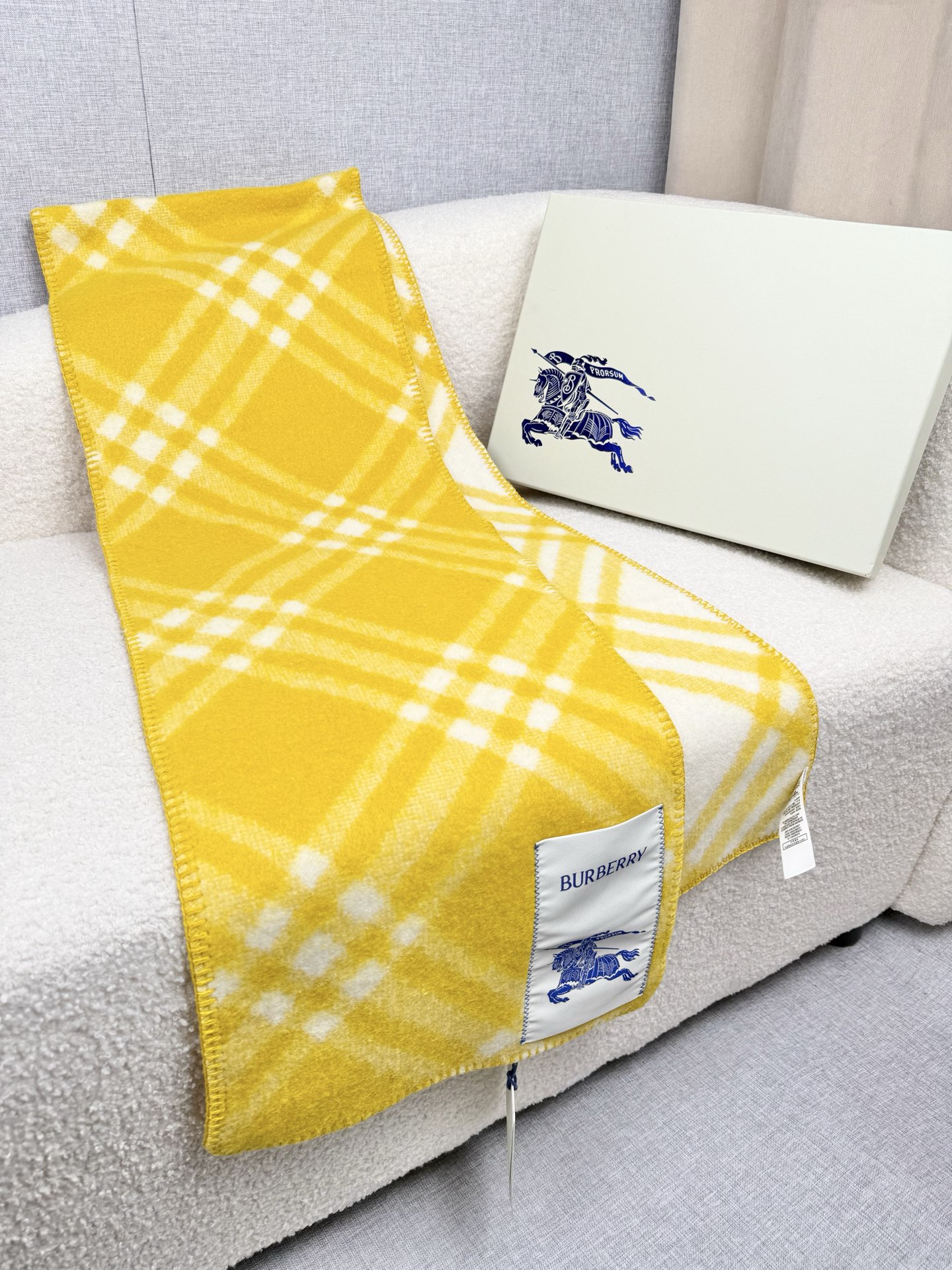 P。B家。【锯齿状车线版】低调的奢侈感❗️极品柔美精英高手级别的时髦感围巾❗️这款Burberry羊绒羊