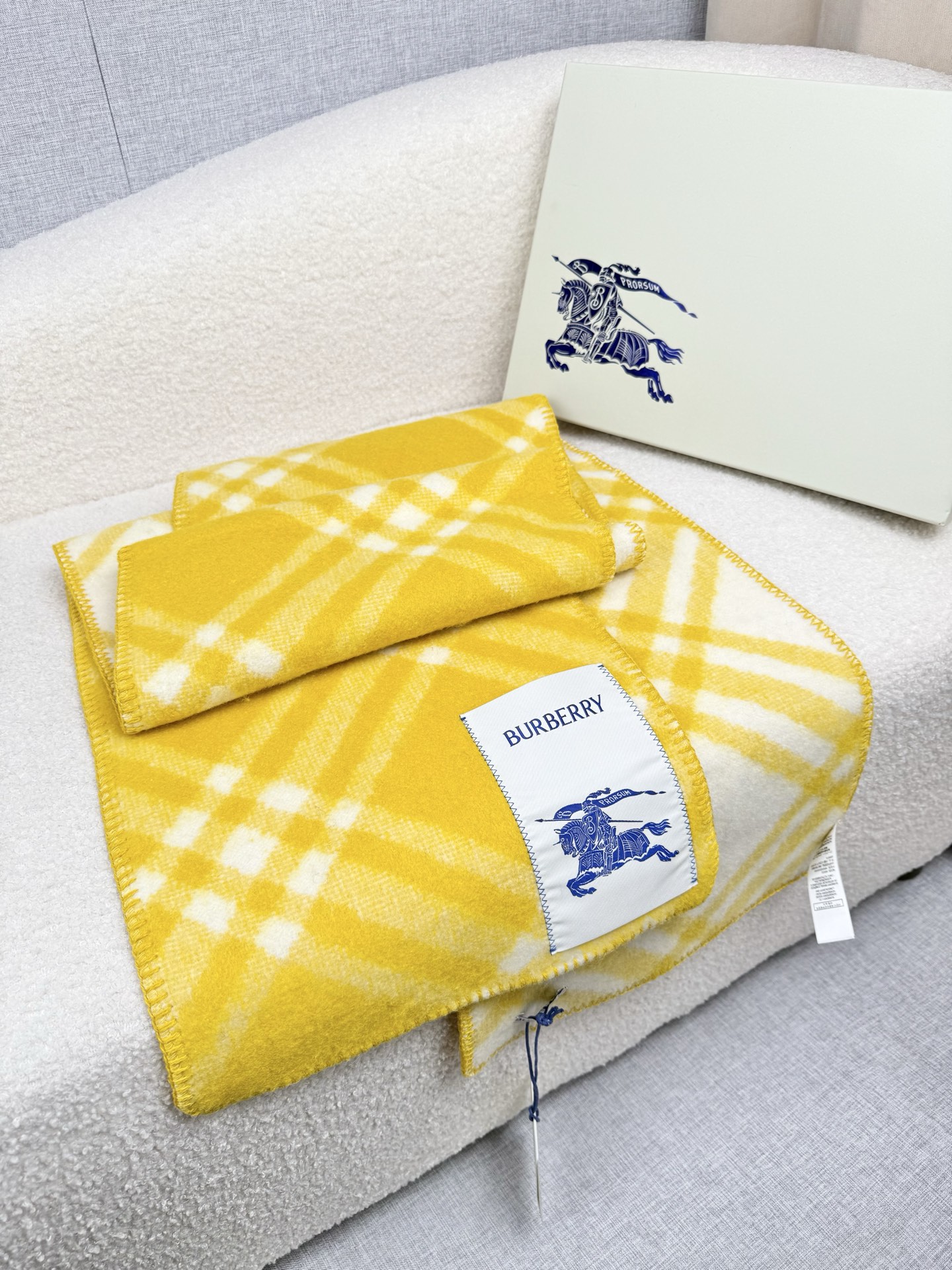 P。B家。【锯齿状车线版】低调的奢侈感❗️极品柔美精英高手级别的时髦感围巾❗️这款Burberry羊绒羊