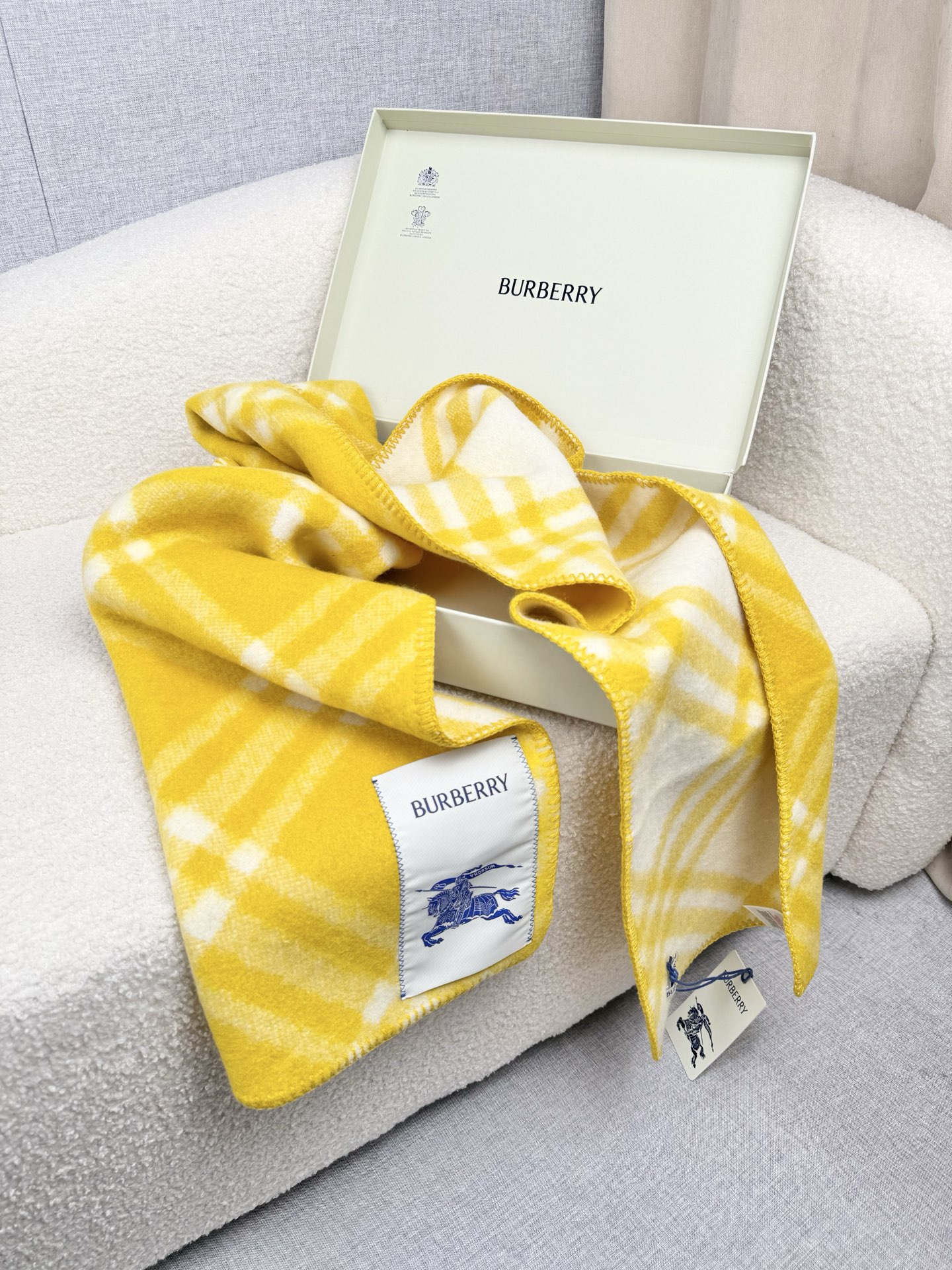 P。B家。【锯齿状车线版】低调的奢侈感❗️极品柔美精英高手级别的时髦感围巾❗️这款Burberry羊绒羊