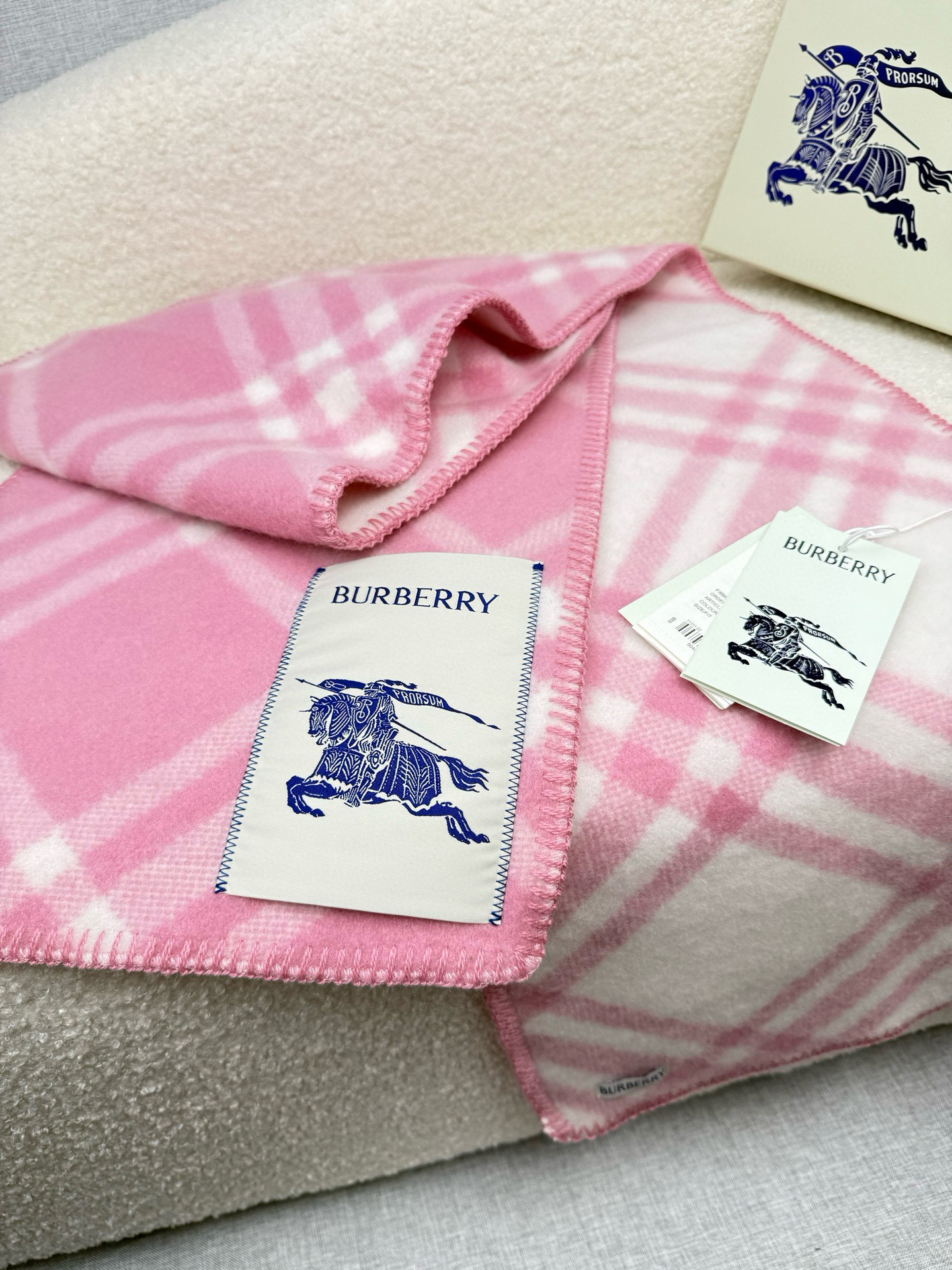 P。B家。【锯齿状车线版】低调的奢侈感❗️极品柔美精英高手级别的时髦感围巾❗️这款Burberry羊绒羊