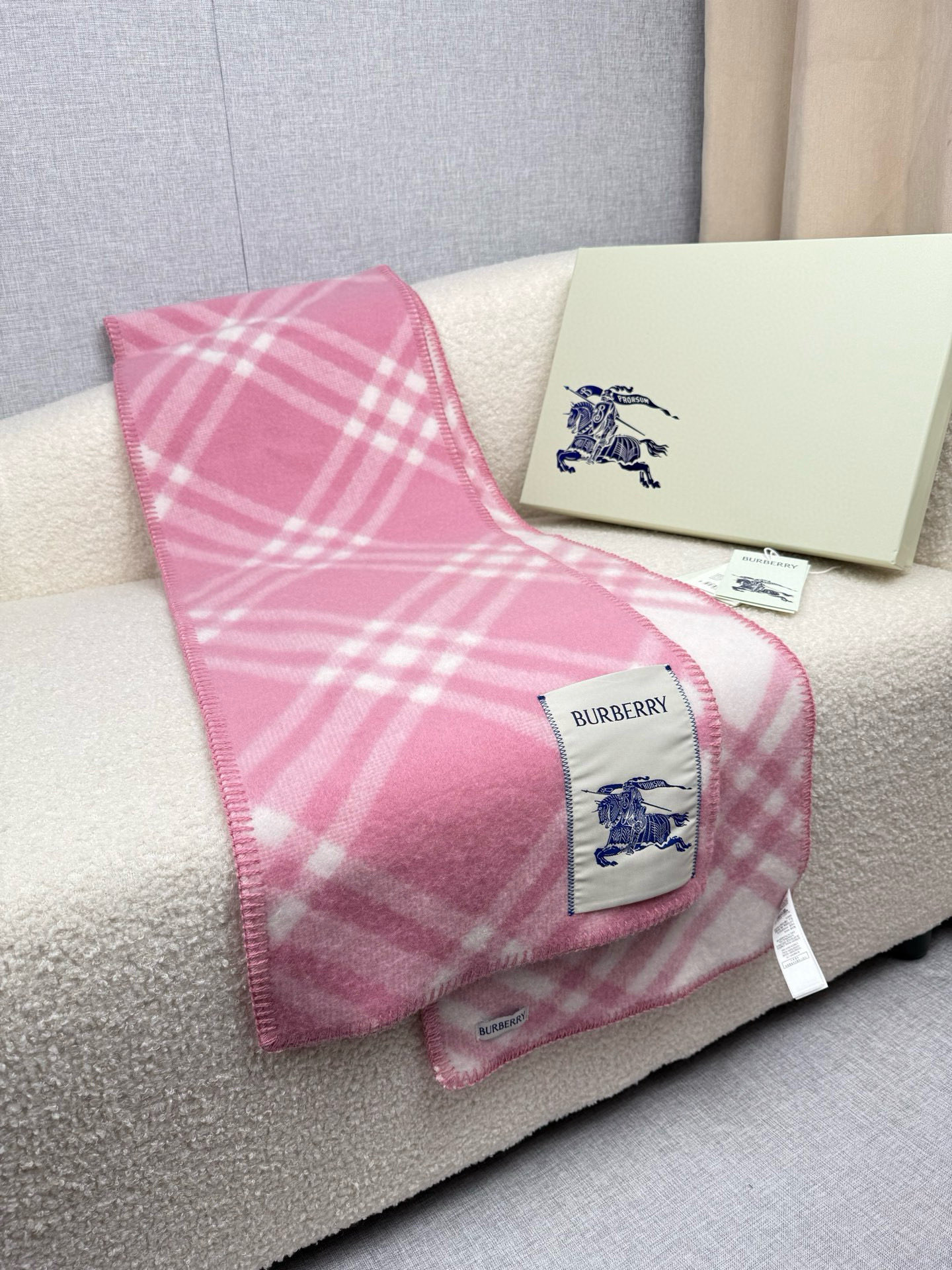 P。B家。【锯齿状车线版】低调的奢侈感❗️极品柔美精英高手级别的时髦感围巾❗️这款Burberry羊绒羊