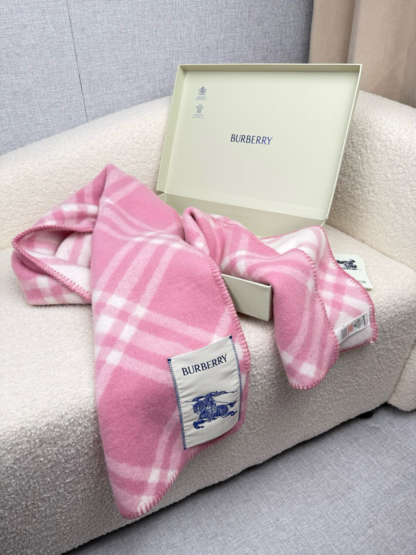 P。B家。【锯齿状车线版】低调的奢侈感❗️极品柔美精英高手级别的时髦感围巾❗️这款Burberry羊绒羊