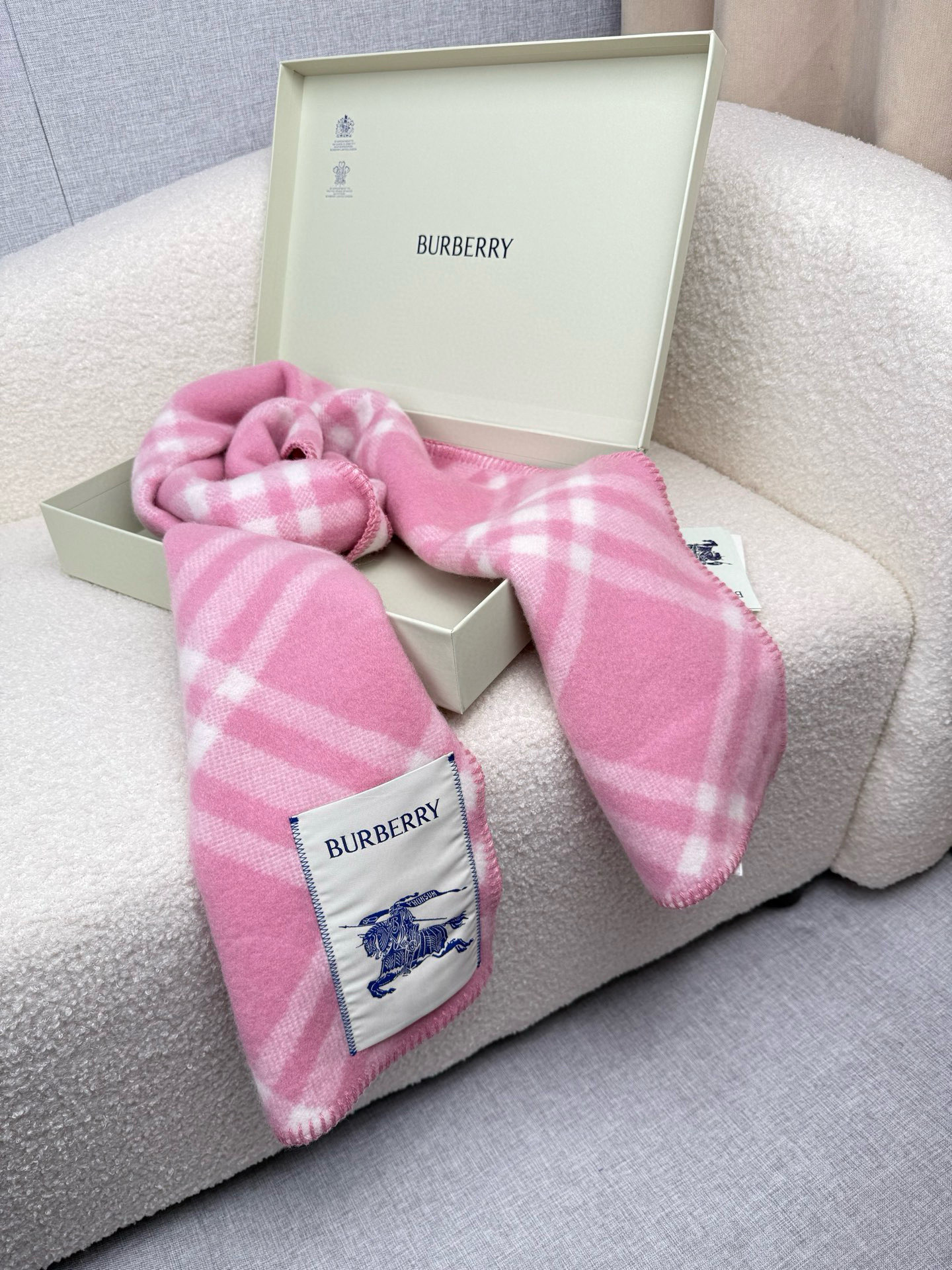 P。B家。【锯齿状车线版】低调的奢侈感❗️极品柔美精英高手级别的时髦感围巾❗️这款Burberry羊绒羊