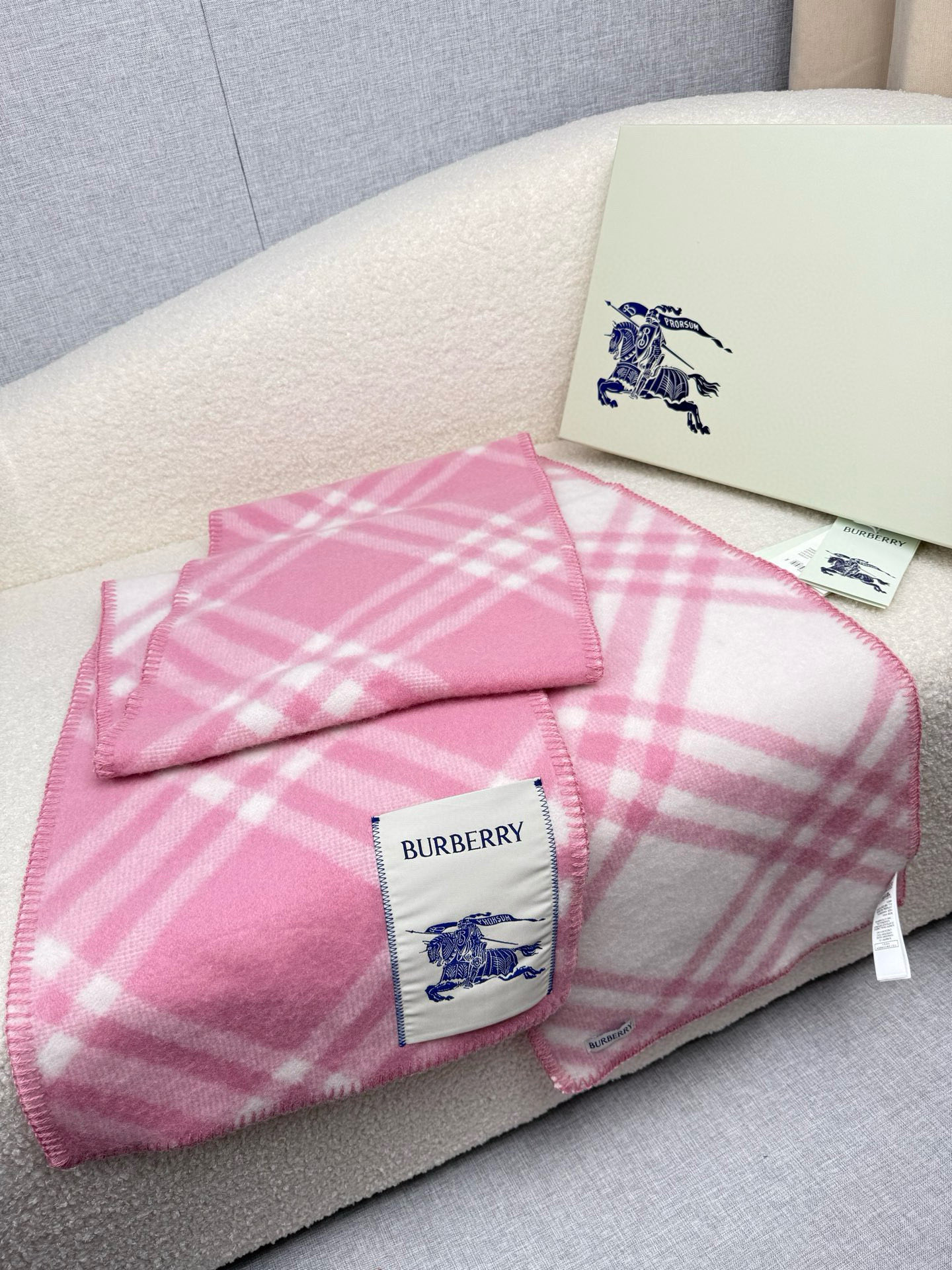 P。B家。【锯齿状车线版】低调的奢侈感❗️极品柔美精英高手级别的时髦感围巾❗️这款Burberry羊绒羊