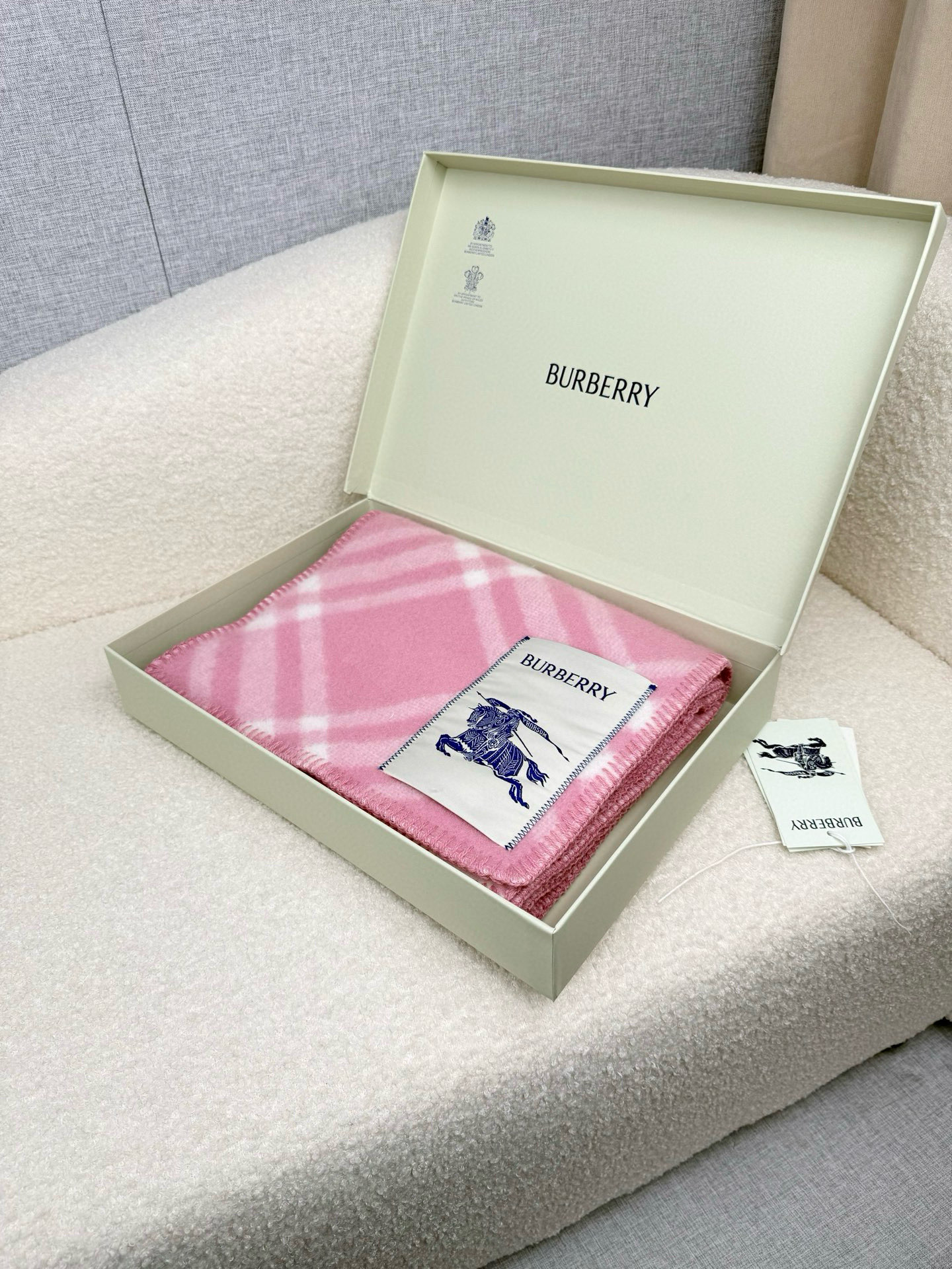 P。B家。【锯齿状车线版】低调的奢侈感❗️极品柔美精英高手级别的时髦感围巾❗️这款Burberry羊绒羊