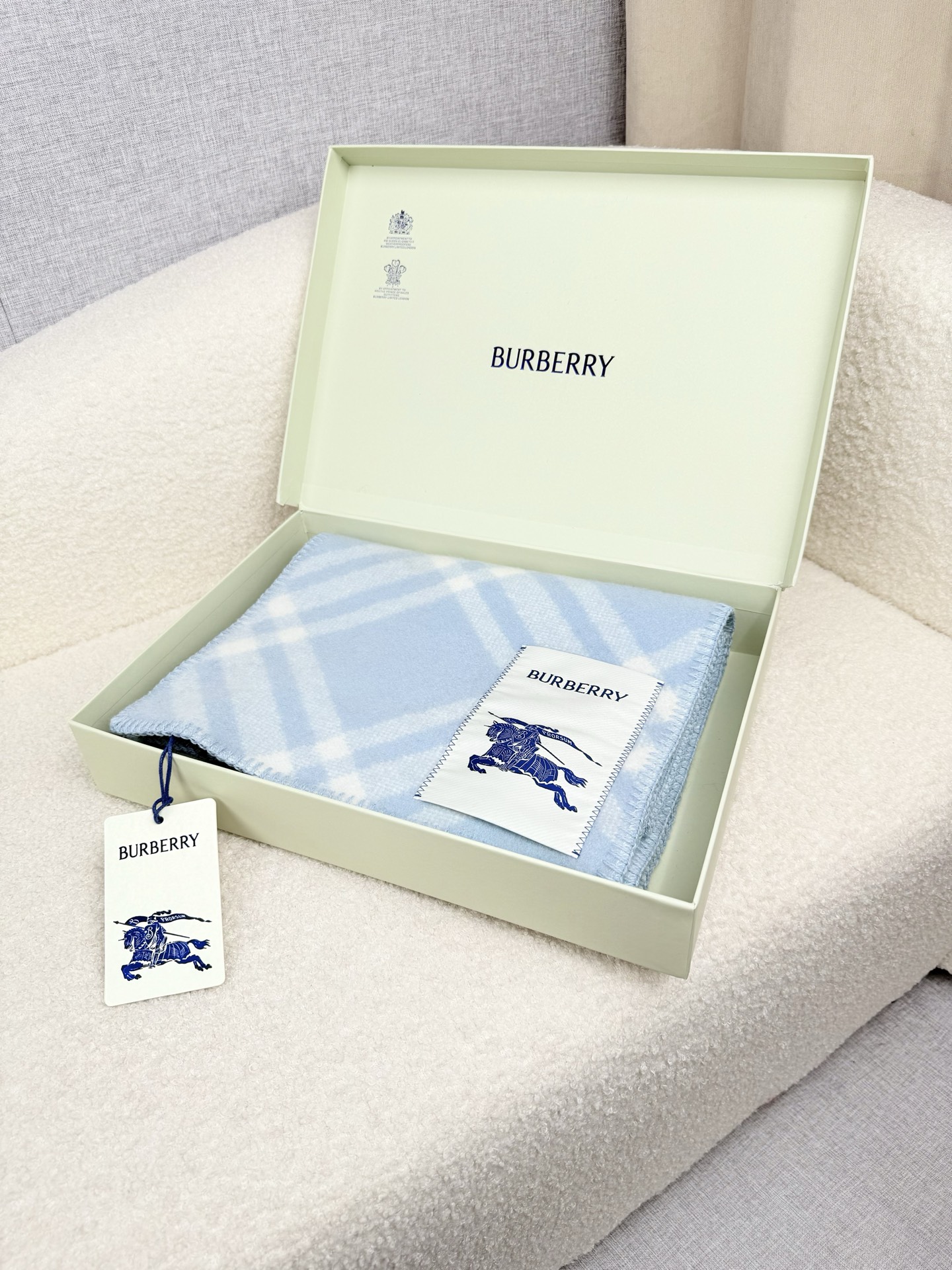 P。B家。【锯齿状车线版】低调的奢侈感❗️极品柔美精英高手级别的时髦感围巾❗️这款Burberry羊绒羊