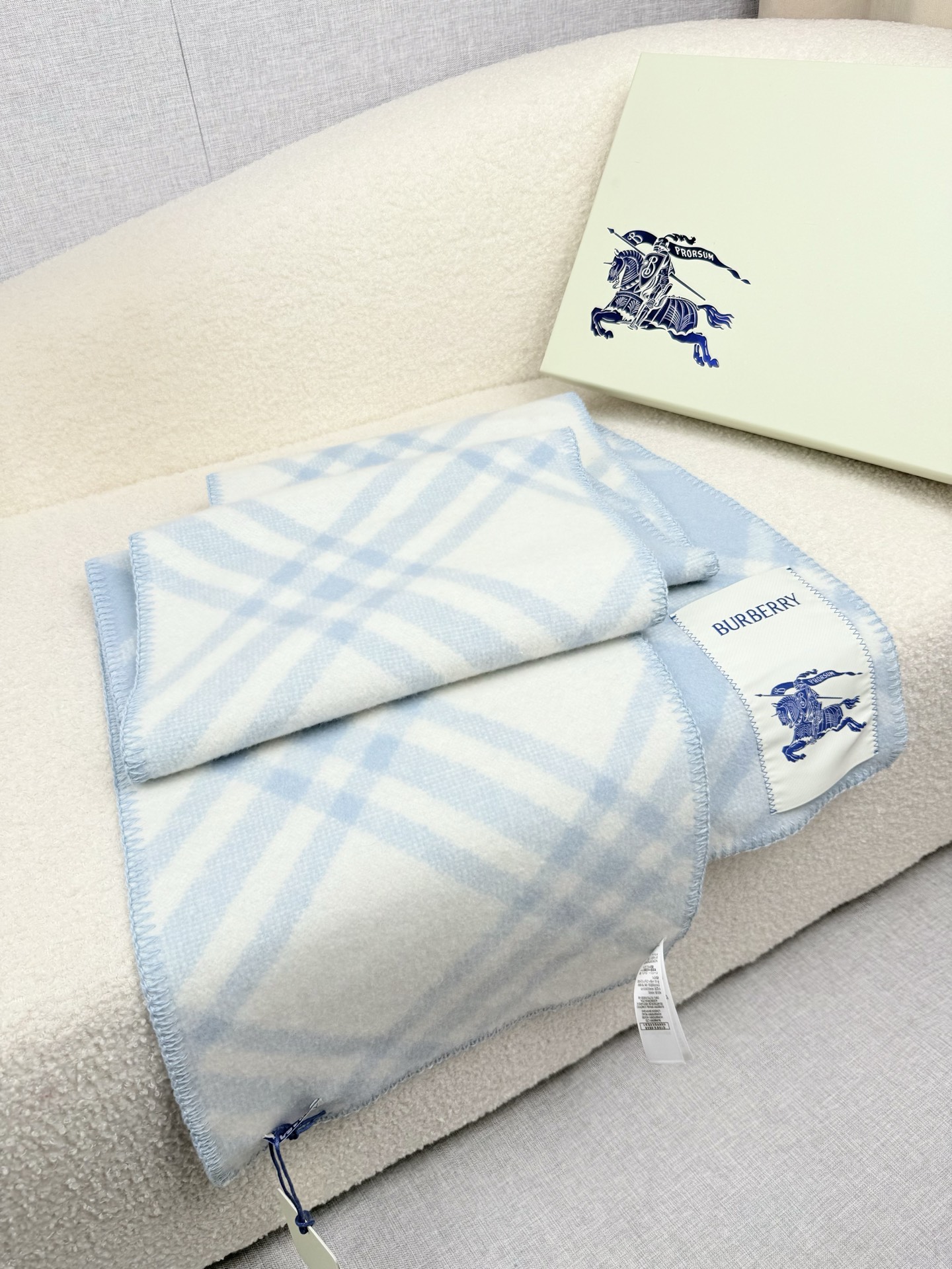 P。B家。【锯齿状车线版】低调的奢侈感❗️极品柔美精英高手级别的时髦感围巾❗️这款Burberry羊绒羊