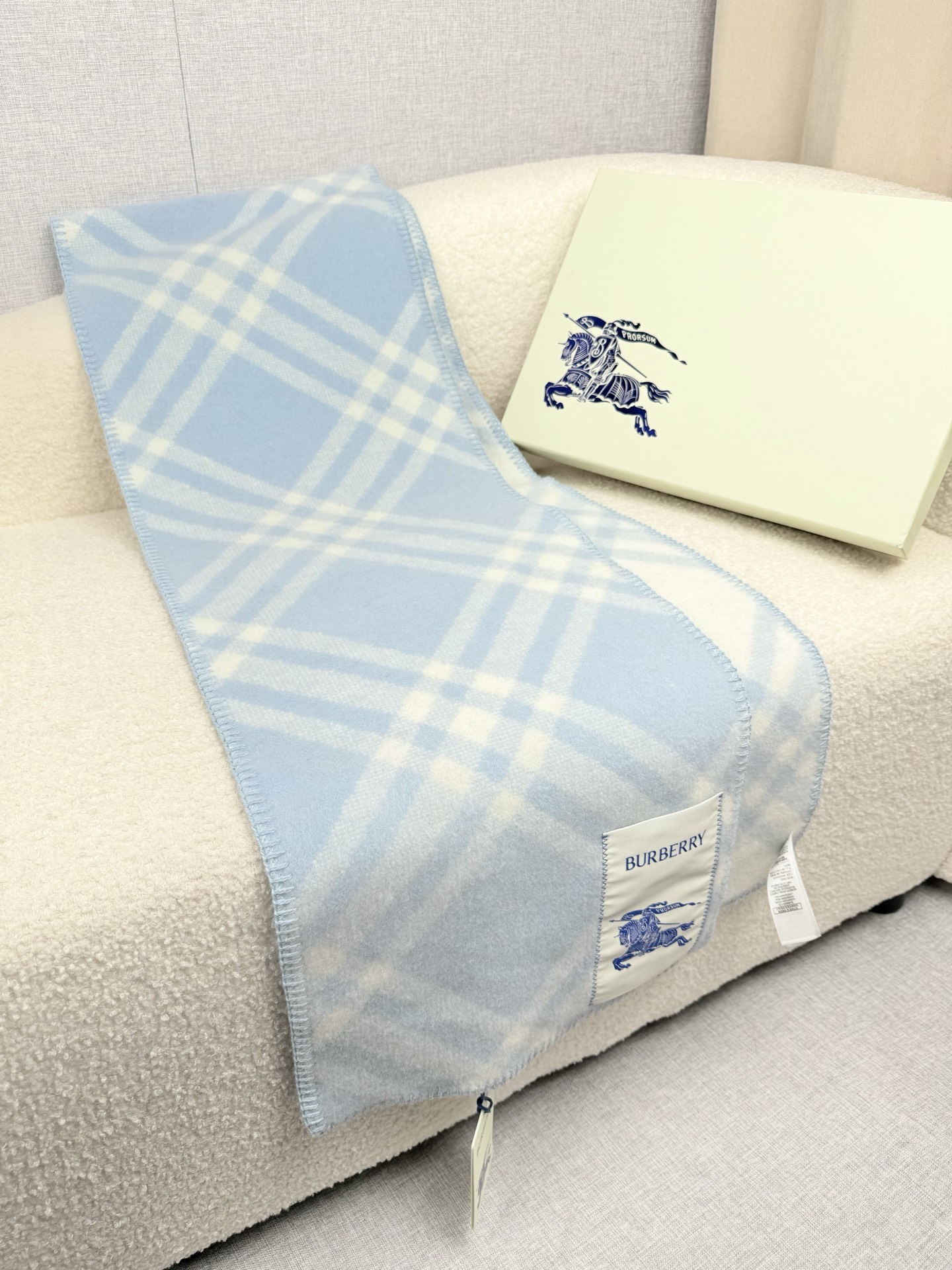 P。B家。【锯齿状车线版】低调的奢侈感❗️极品柔美精英高手级别的时髦感围巾❗️这款Burberry羊绒羊