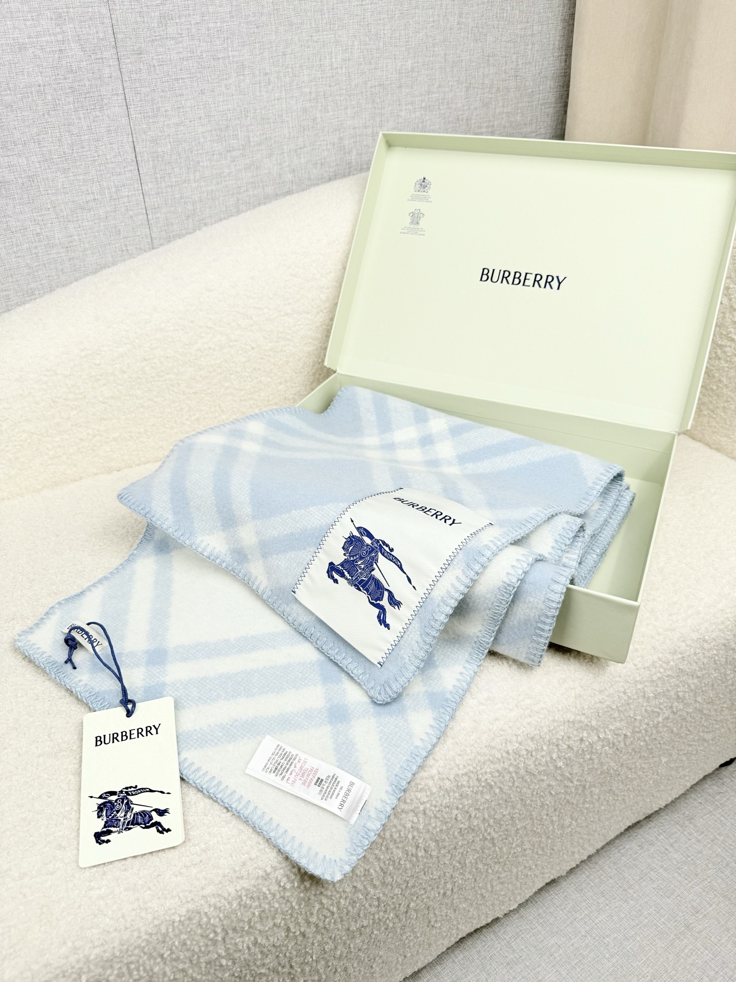 P。B家。【锯齿状车线版】低调的奢侈感❗️极品柔美精英高手级别的时髦感围巾❗️这款Burberry羊绒羊