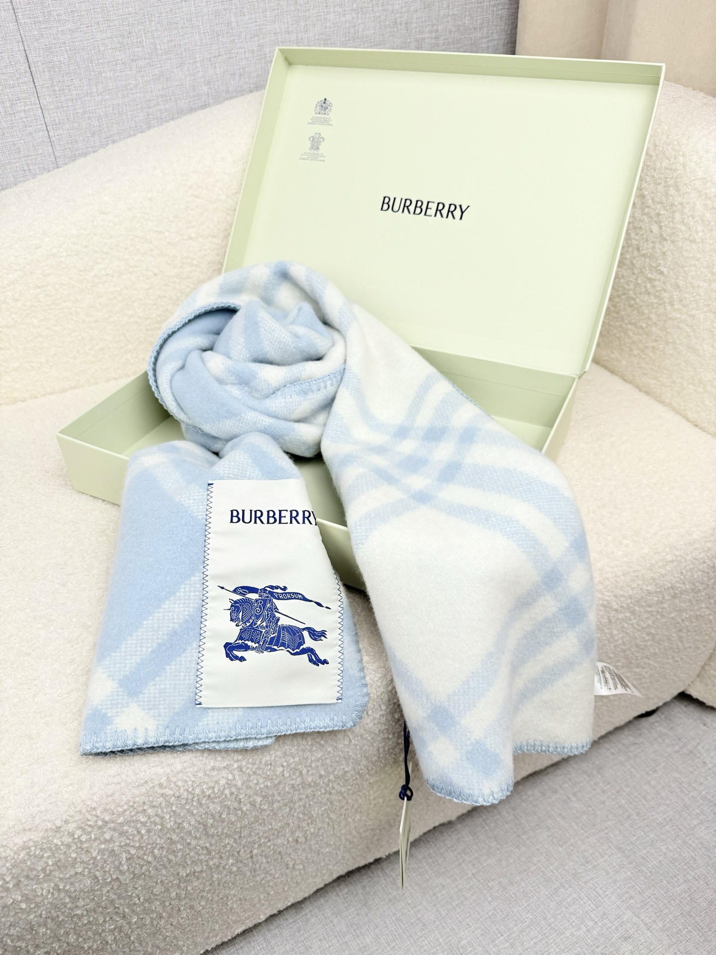 P。B家。【锯齿状车线版】低调的奢侈感❗️极品柔美精英高手级别的时髦感围巾❗️这款Burberry羊绒羊