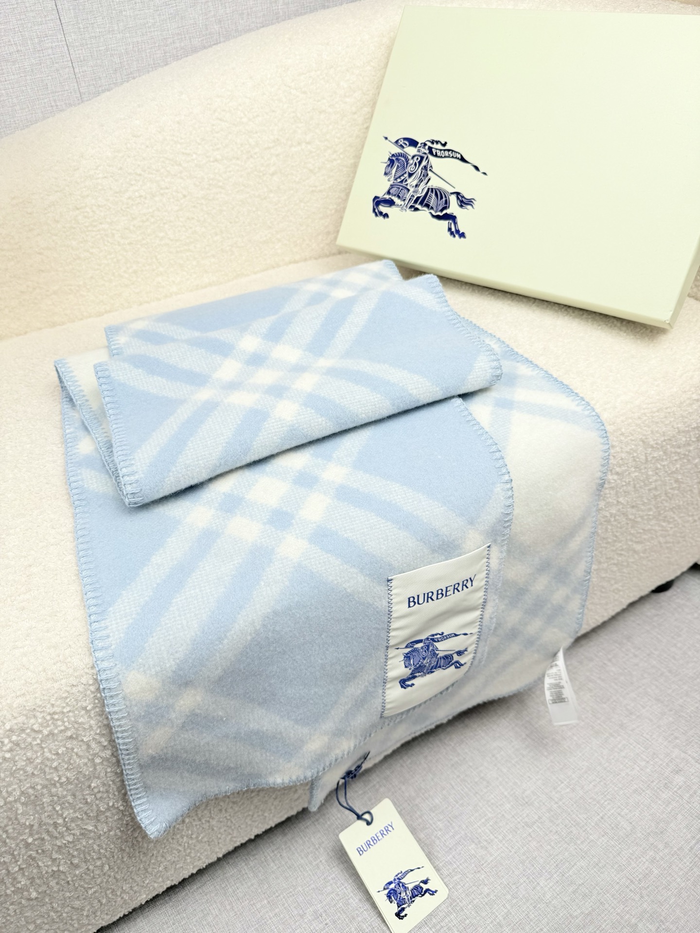 P。B家。【锯齿状车线版】低调的奢侈感❗️极品柔美精英高手级别的时髦感围巾❗️这款Burberry羊绒羊