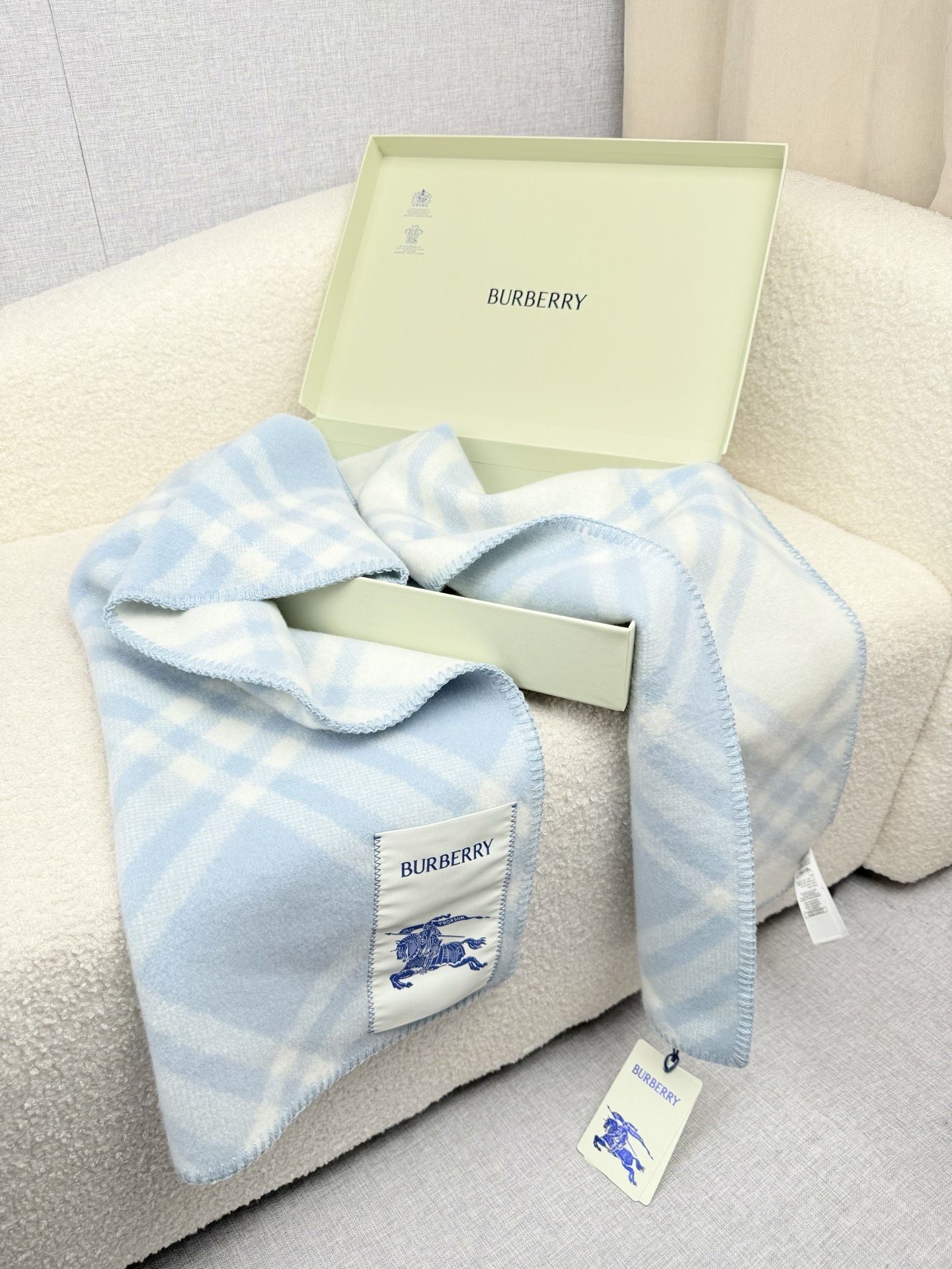 P。B家。【锯齿状车线版】低调的奢侈感❗️极品柔美精英高手级别的时髦感围巾❗️这款Burberry羊绒羊