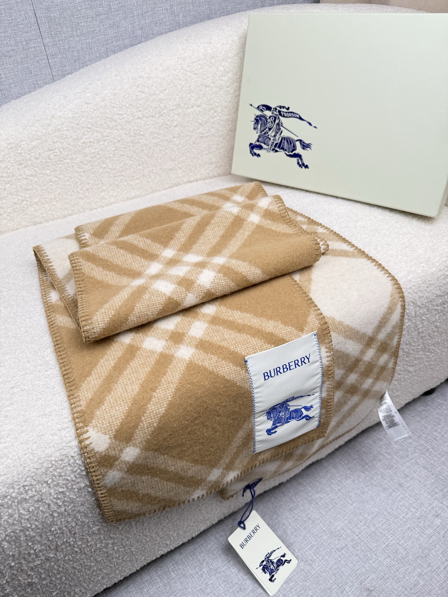 P。B家。【锯齿状车线版】低调的奢侈感❗️极品柔美精英高手级别的时髦感围巾❗️这款Burberry羊绒羊