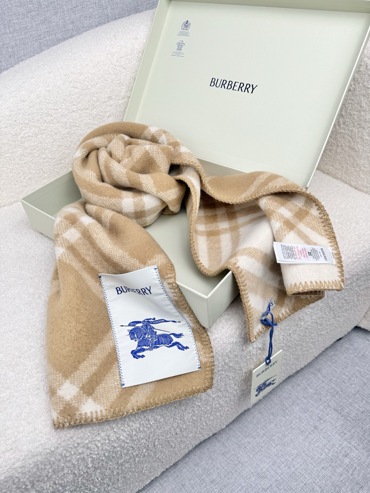 P。B家。【锯齿状车线版】低调的奢侈感❗️极品柔美精英高手级别的时髦感围巾❗️这款Burberry羊绒羊