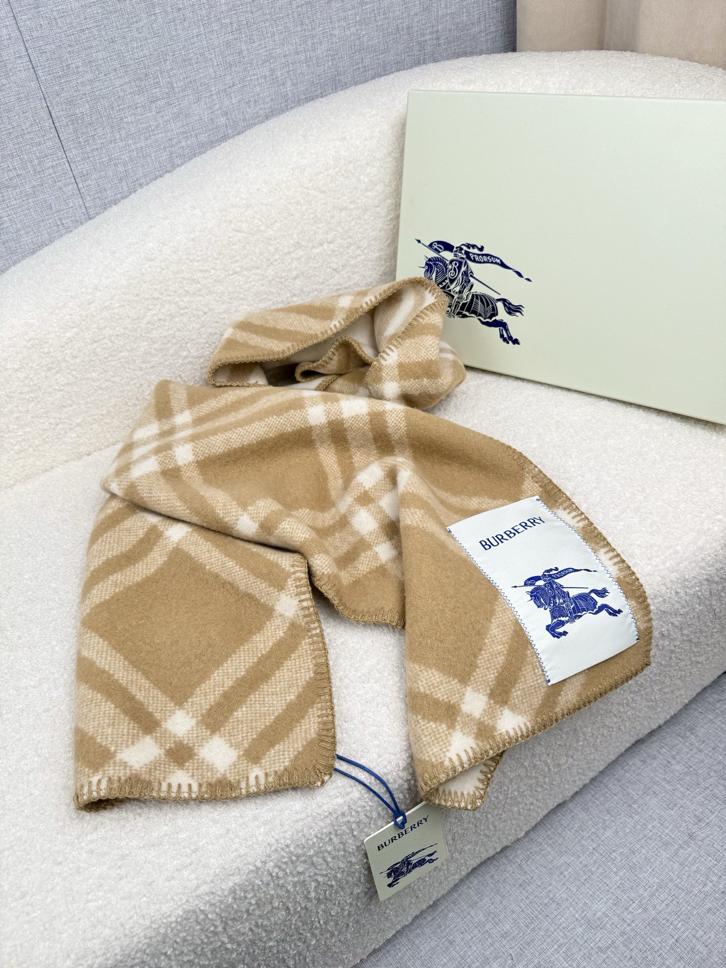 P。B家。【锯齿状车线版】低调的奢侈感❗️极品柔美精英高手级别的时髦感围巾❗️这款Burberry羊绒羊