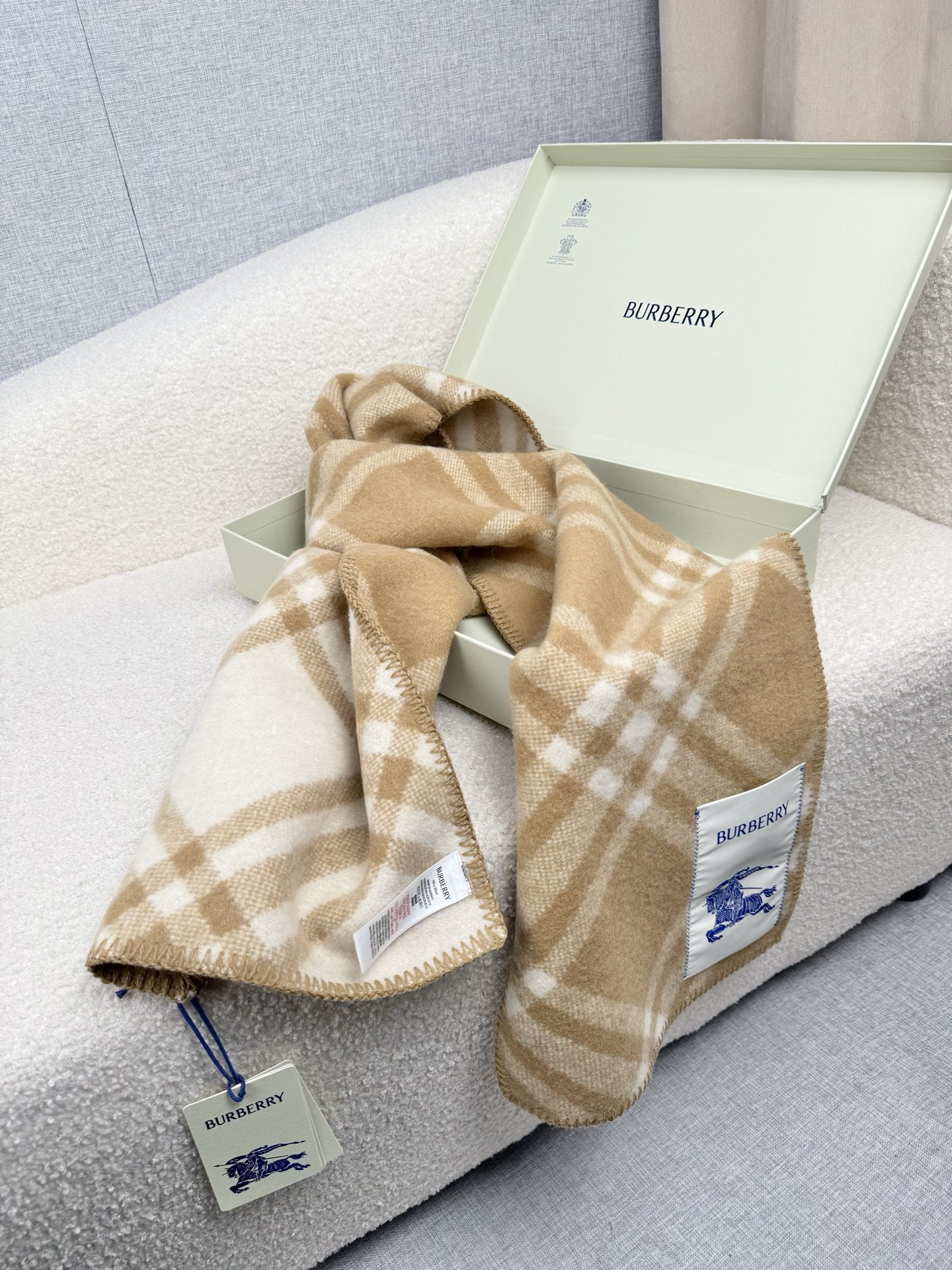 P。B家。【锯齿状车线版】低调的奢侈感❗️极品柔美精英高手级别的时髦感围巾❗️这款Burberry羊绒羊