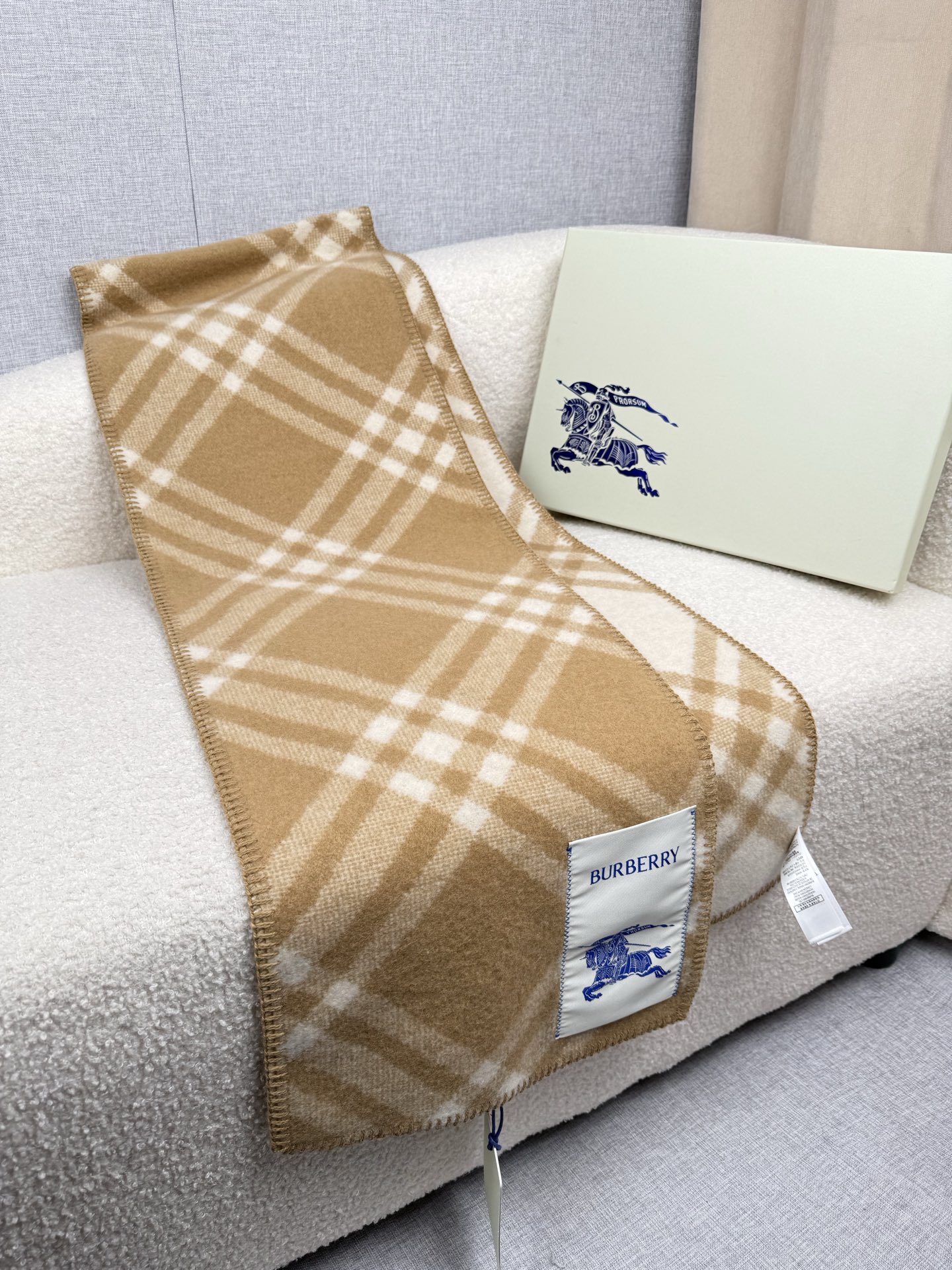 P。B家。【锯齿状车线版】低调的奢侈感❗️极品柔美精英高手级别的时髦感围巾❗️这款Burberry羊绒羊