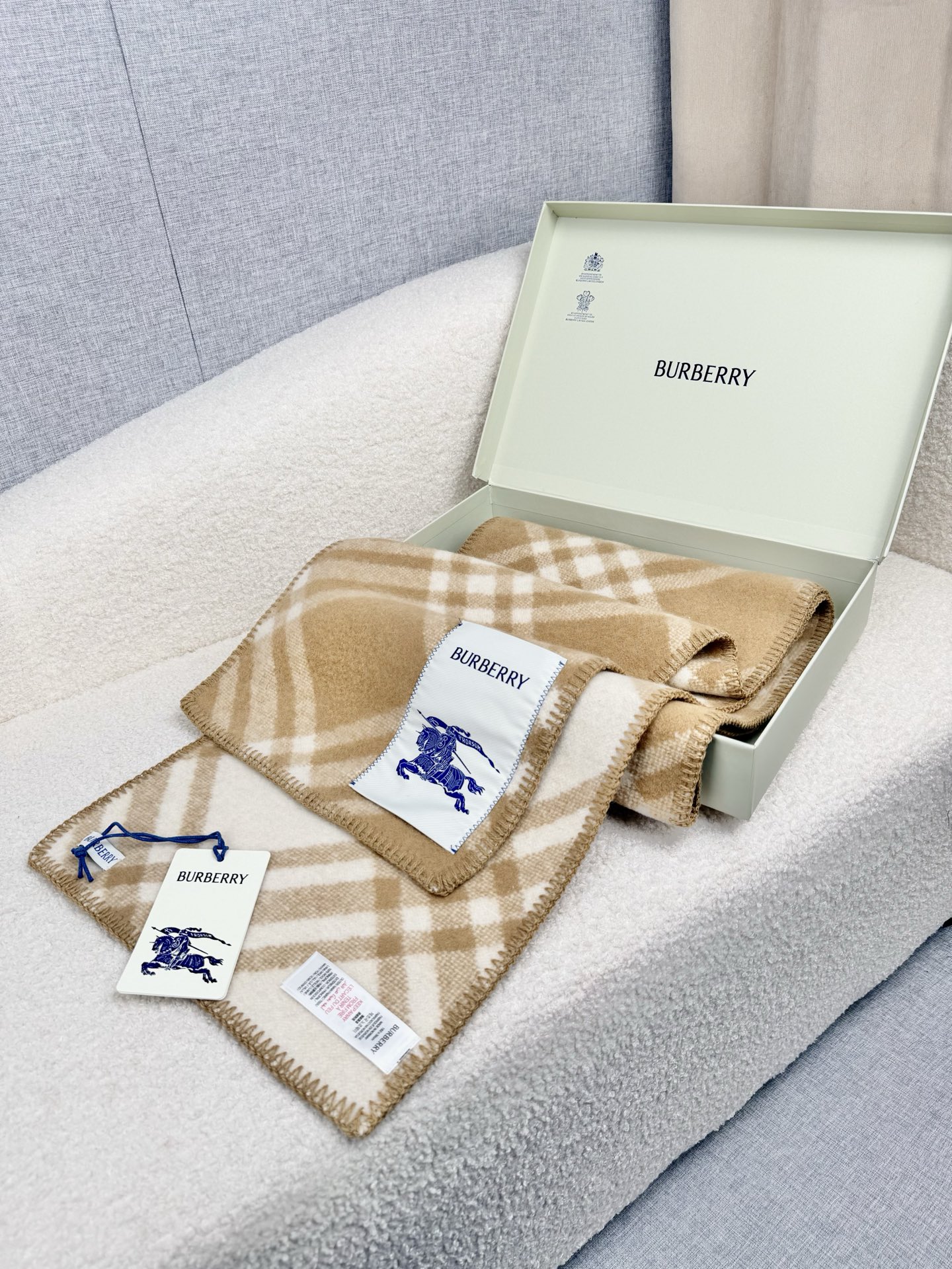 P。B家。【锯齿状车线版】低调的奢侈感❗️极品柔美精英高手级别的时髦感围巾❗️这款Burberry羊绒羊