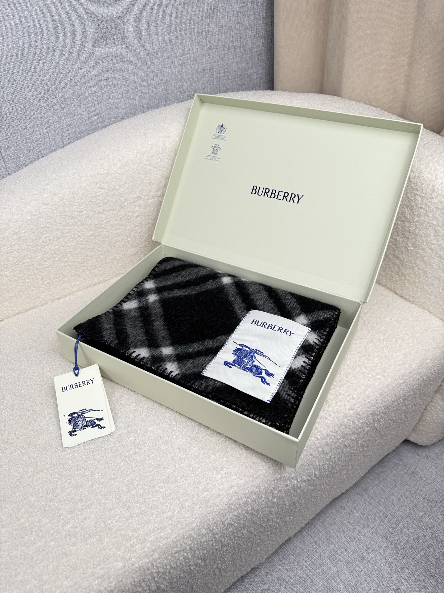 P。B家。【锯齿状车线版】低调的奢侈感❗️极品柔美精英高手级别的时髦感围巾❗️这款Burberry羊绒羊