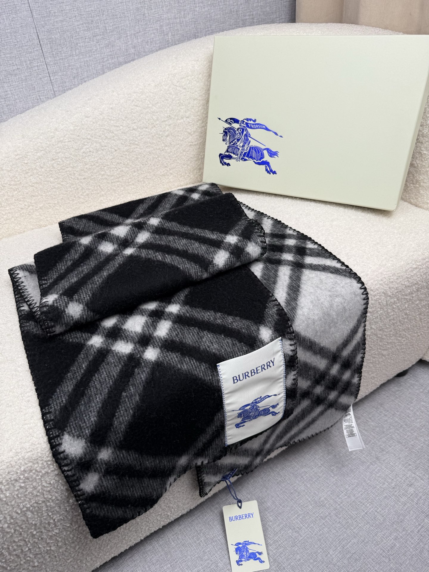 P。B家。【锯齿状车线版】低调的奢侈感❗️极品柔美精英高手级别的时髦感围巾❗️这款Burberry羊绒羊