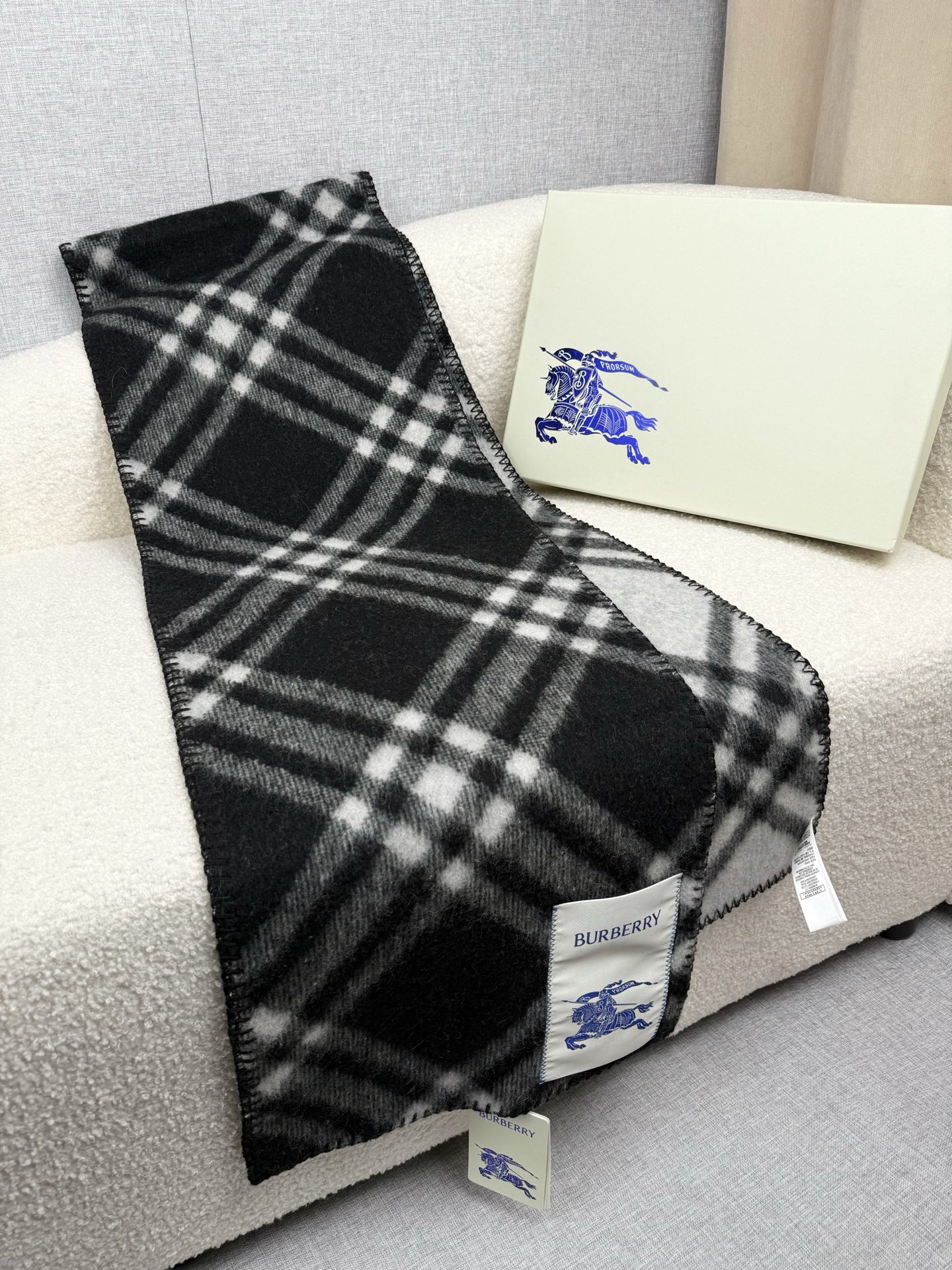 P。B家。【锯齿状车线版】低调的奢侈感❗️极品柔美精英高手级别的时髦感围巾❗️这款Burberry羊绒羊