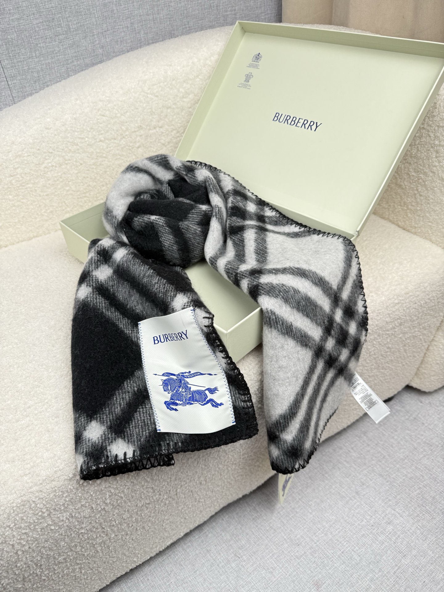 P。B家。【锯齿状车线版】低调的奢侈感❗️极品柔美精英高手级别的时髦感围巾❗️这款Burberry羊绒羊
