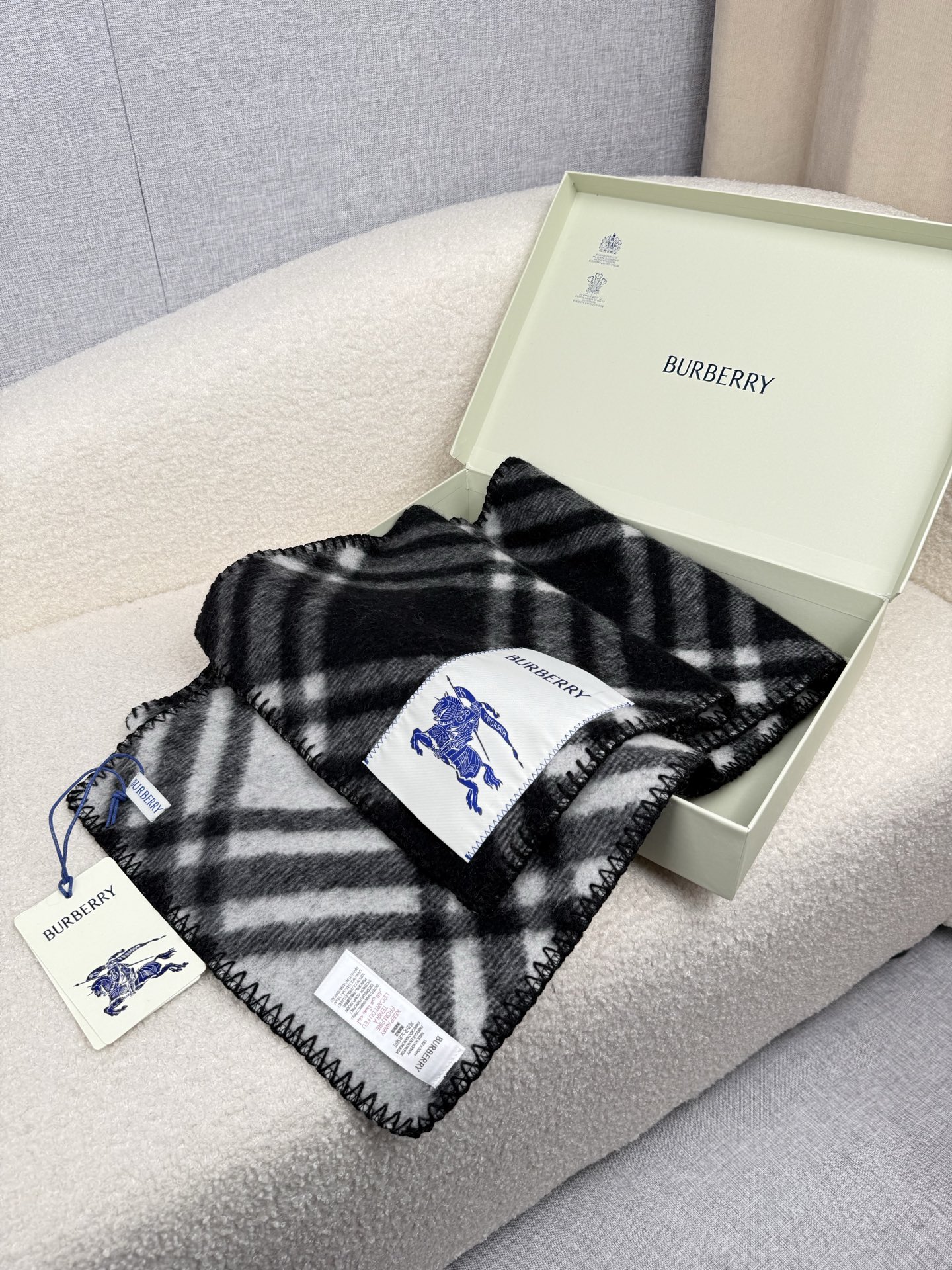 P。B家。【锯齿状车线版】低调的奢侈感❗️极品柔美精英高手级别的时髦感围巾❗️这款Burberry羊绒羊