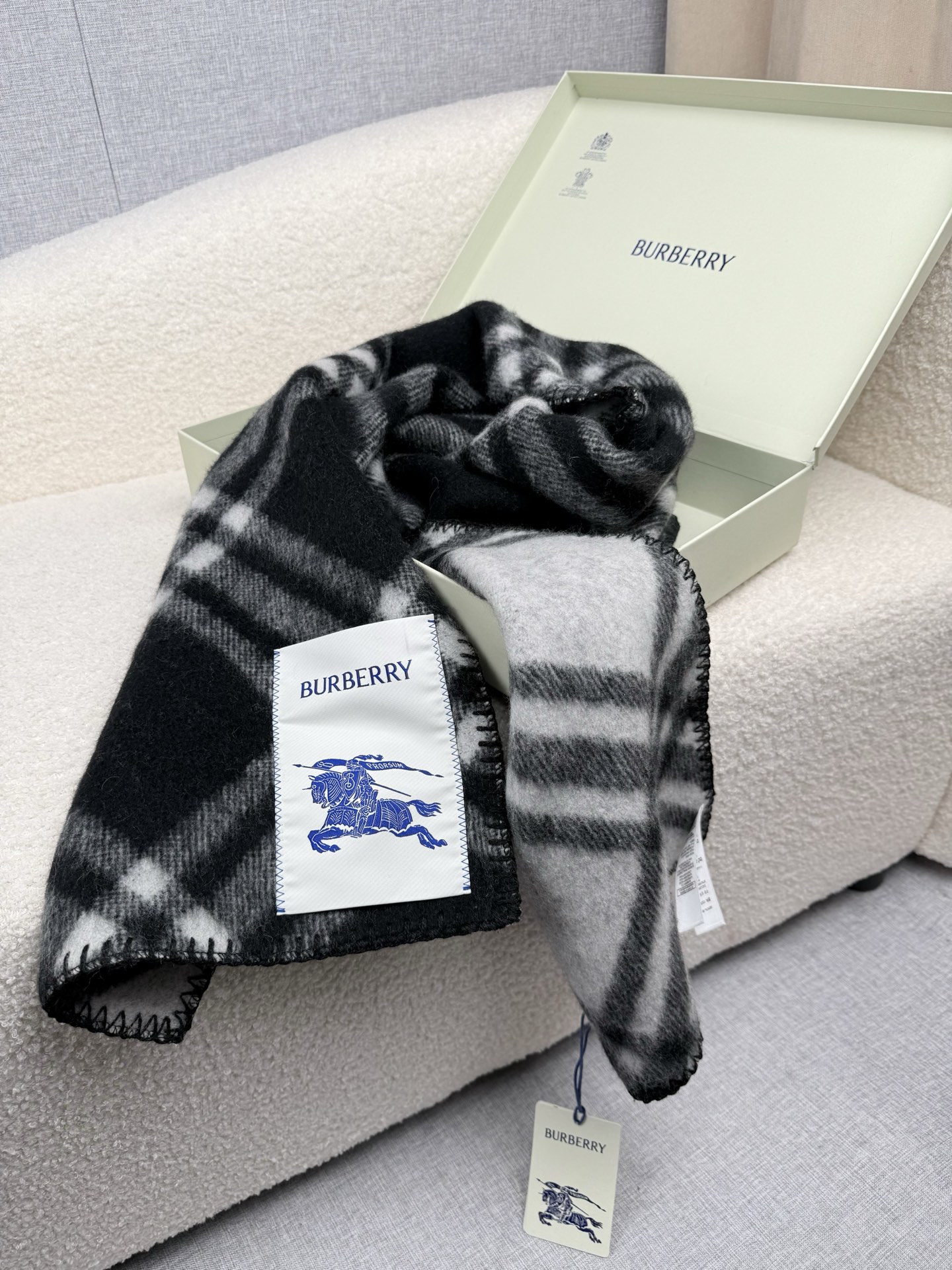 P。B家。【锯齿状车线版】低调的奢侈感❗️极品柔美精英高手级别的时髦感围巾❗️这款Burberry羊绒羊
