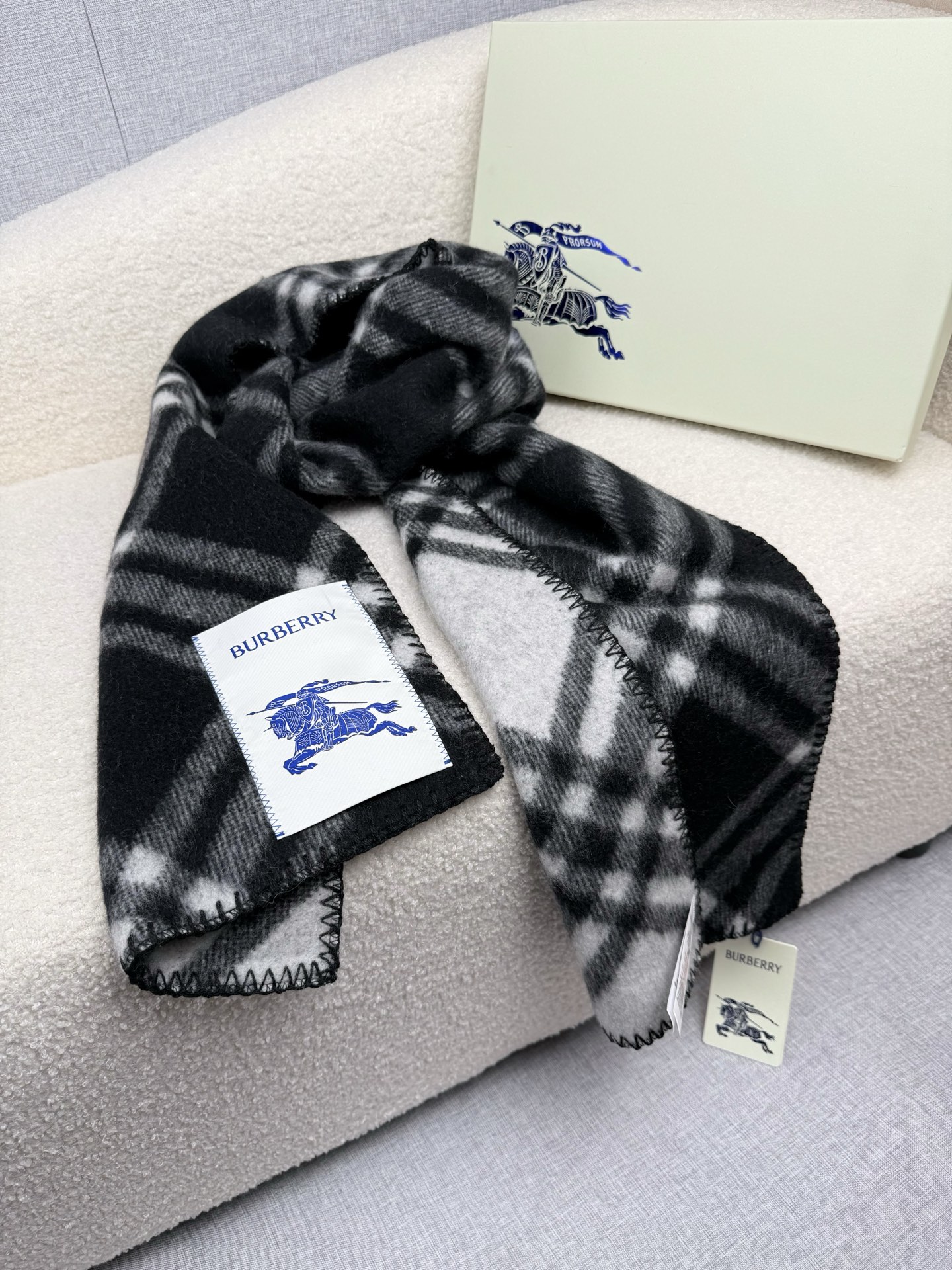 P。B家。【锯齿状车线版】低调的奢侈感❗️极品柔美精英高手级别的时髦感围巾❗️这款Burberry羊绒羊