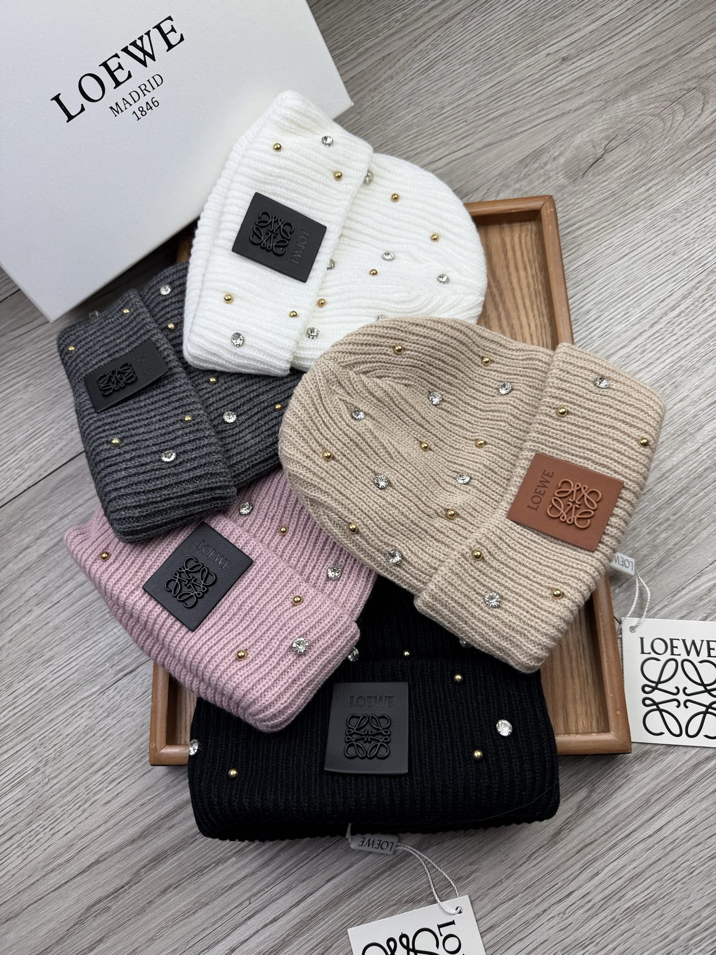 。Loewe。福利！【细毛线针织单帽】新款上架，特别实惠的一个系列帽子，面料：细毛线。密度紧致！毛线针织