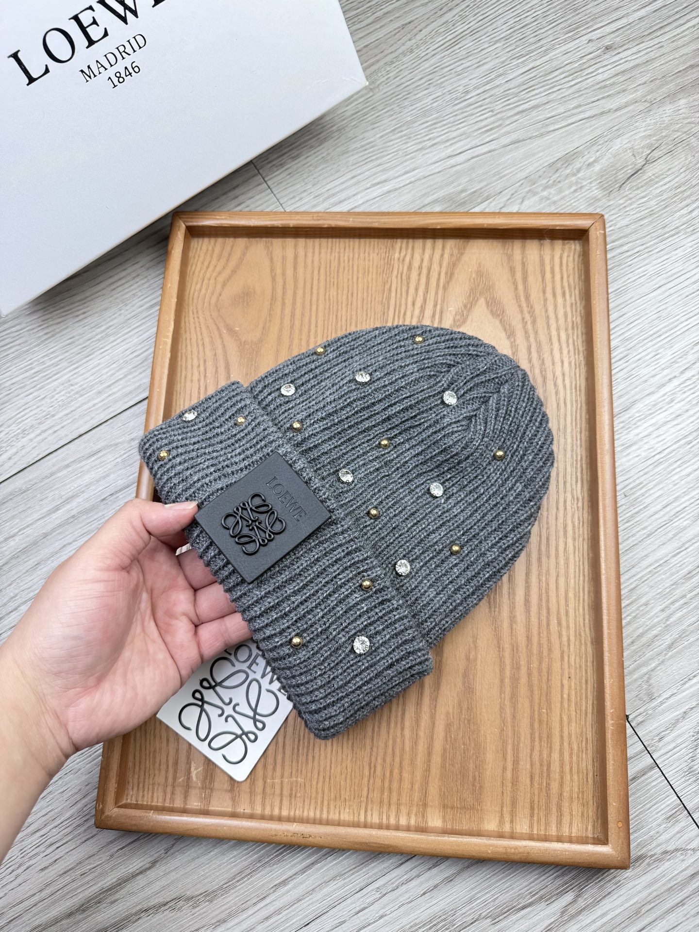 。Loewe。福利！【细毛线针织单帽】新款上架，特别实惠的一个系列帽子，面料：细毛线。密度紧致！毛线针织