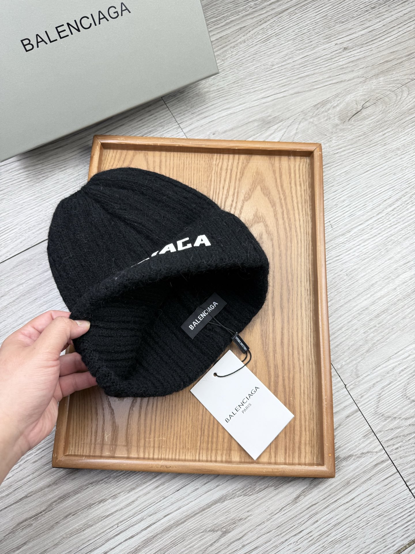 。巴黎世家。福利！【细毛线针织单帽】新款上架，特别实惠的一个系列帽子，面料：细毛线。密度紧致！毛线针织面