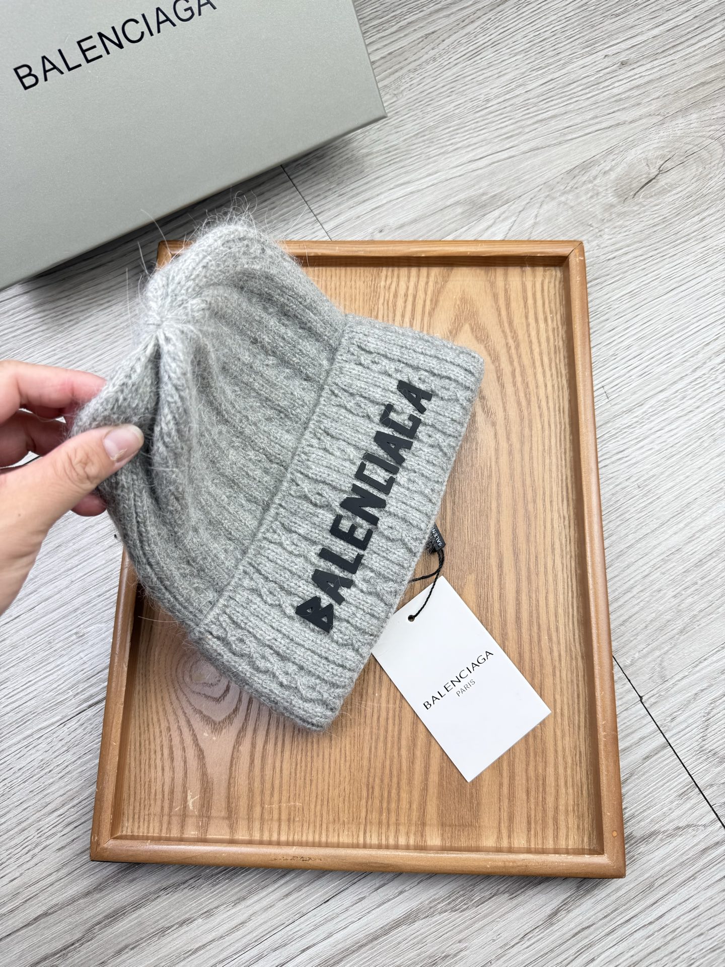 。巴黎世家。福利！【细毛线针织单帽】新款上架，特别实惠的一个系列帽子，面料：细毛线。密度紧致！毛线针织面