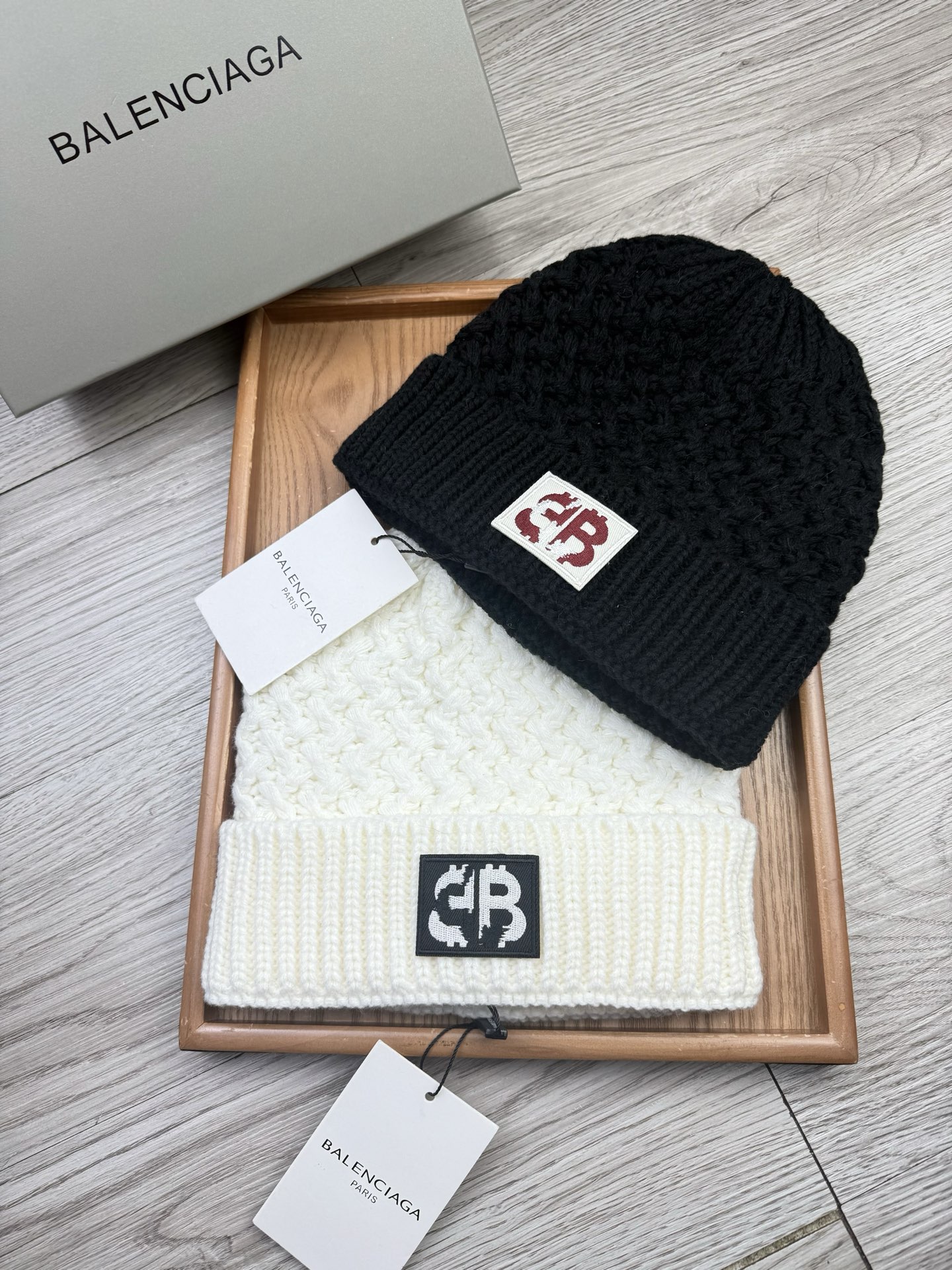 。巴黎世家。福利！【细毛线针织单帽】新款上架，特别实惠的一个系列帽子，面料：细毛线。密度紧致！毛线针织面