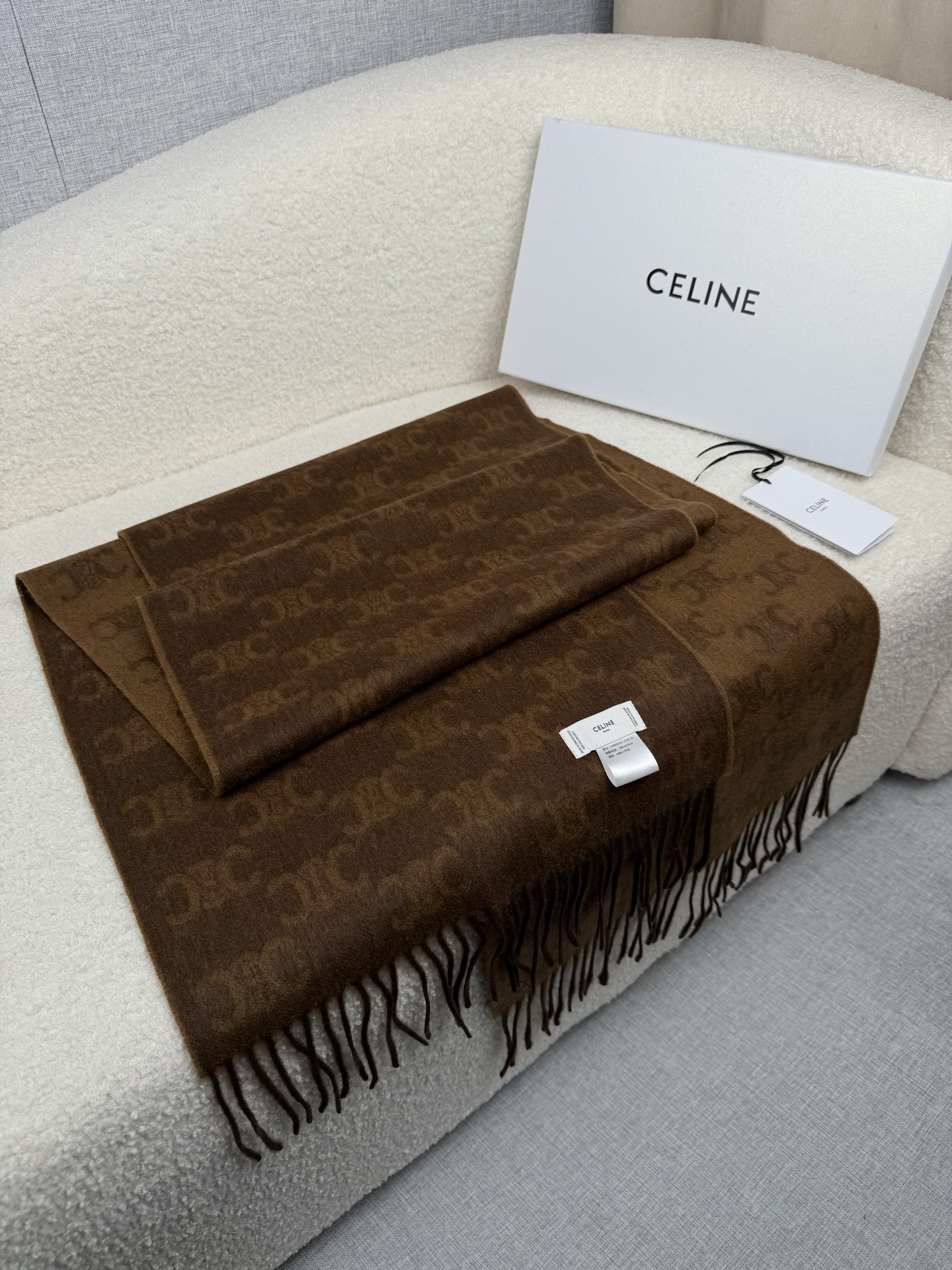 Celine 双面提花围巾 一改往日的简约风 采用 风格 真是把 潮流拿捏的稳稳的