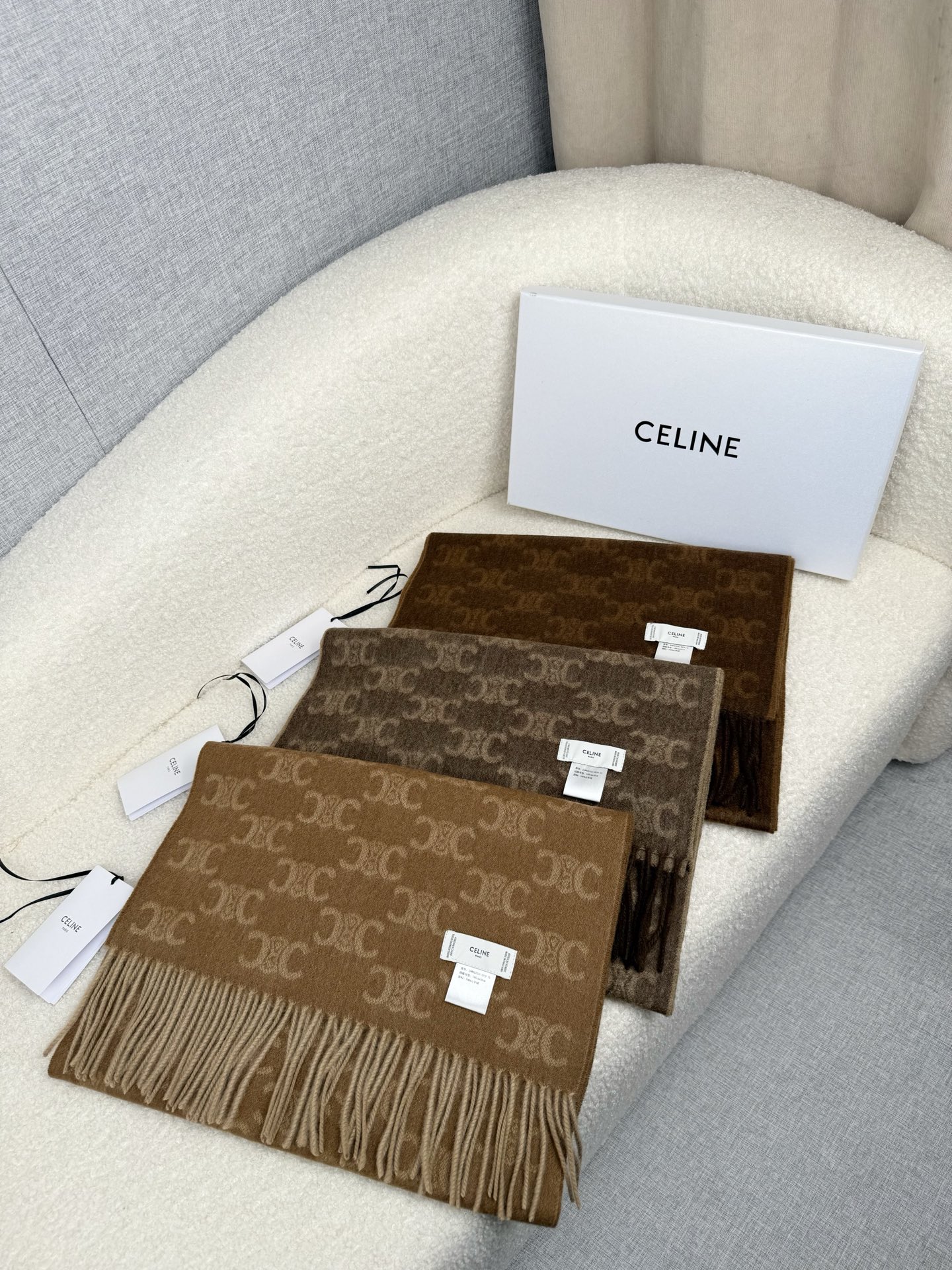 Celine 双面提花围巾 一改往日的简约风 采用 风格 真是把 潮流拿捏的稳稳的