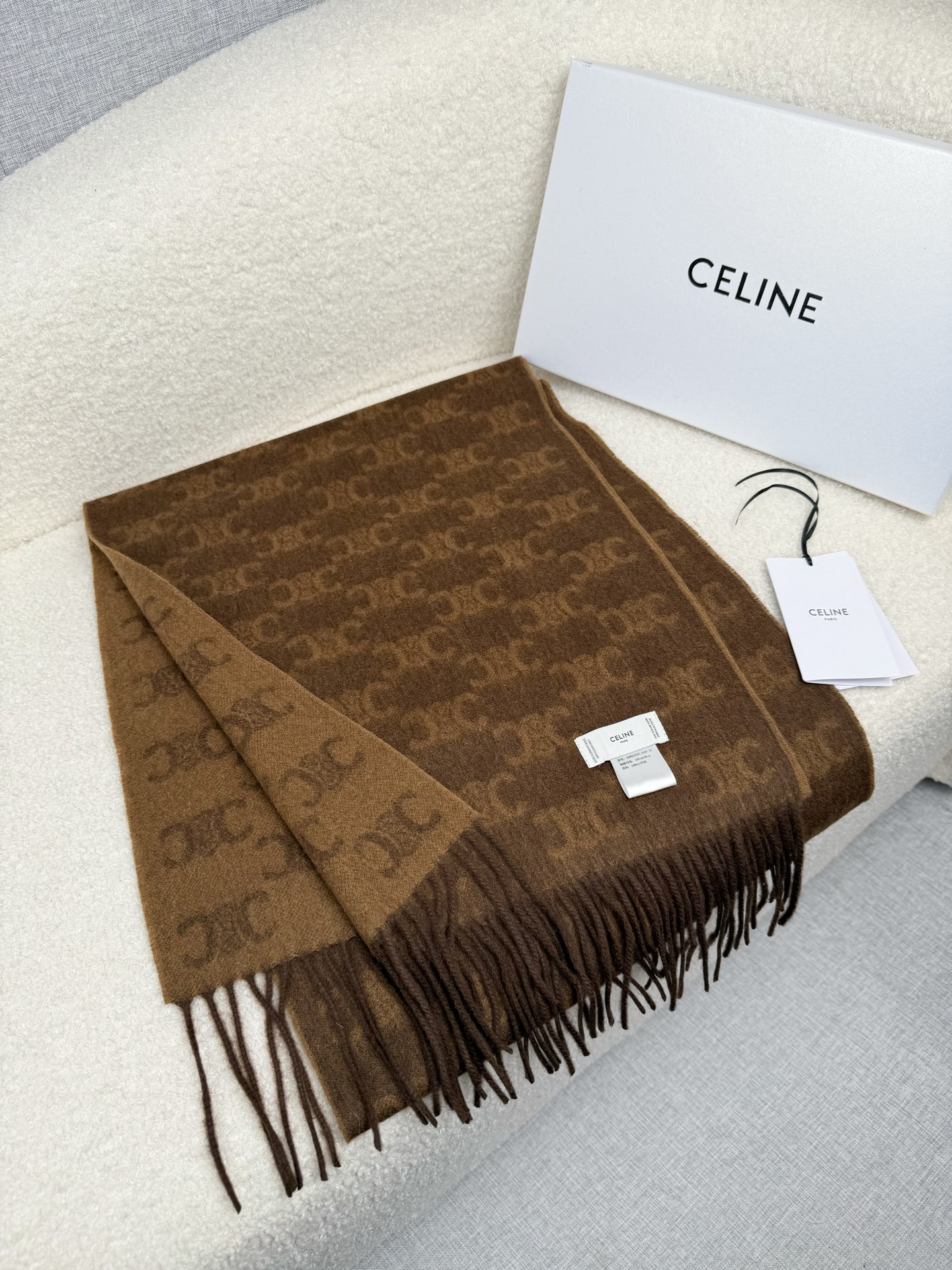 Celine 双面提花围巾 一改往日的简约风 采用 风格 真是把 潮流拿捏的稳稳的