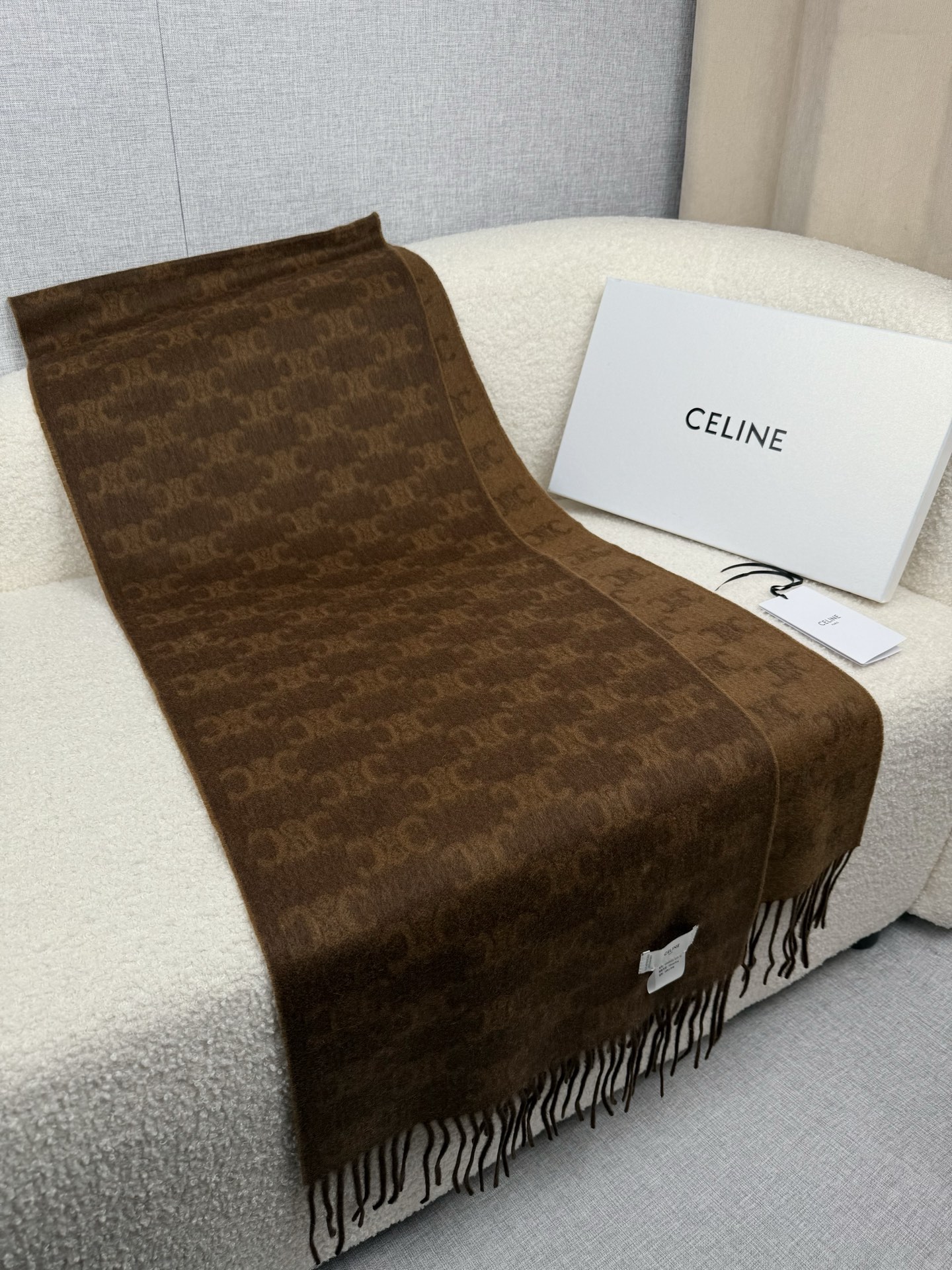Celine 双面提花围巾 一改往日的简约风 采用 风格 真是把 潮流拿捏的稳稳的