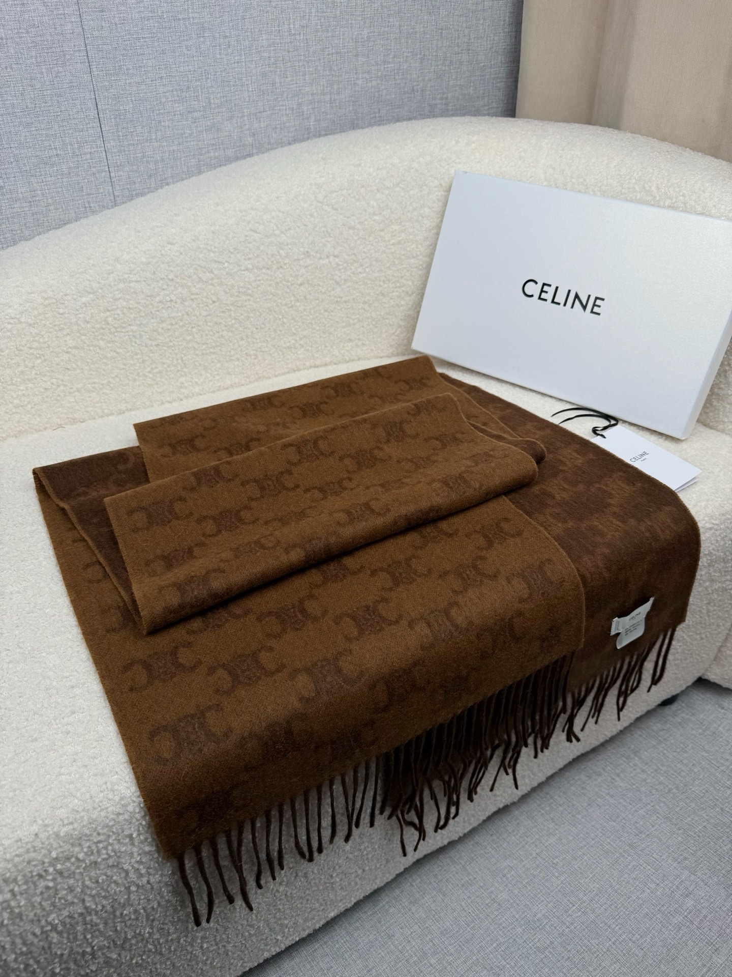 Celine 双面提花围巾 一改往日的简约风 采用 风格 真是把 潮流拿捏的稳稳的