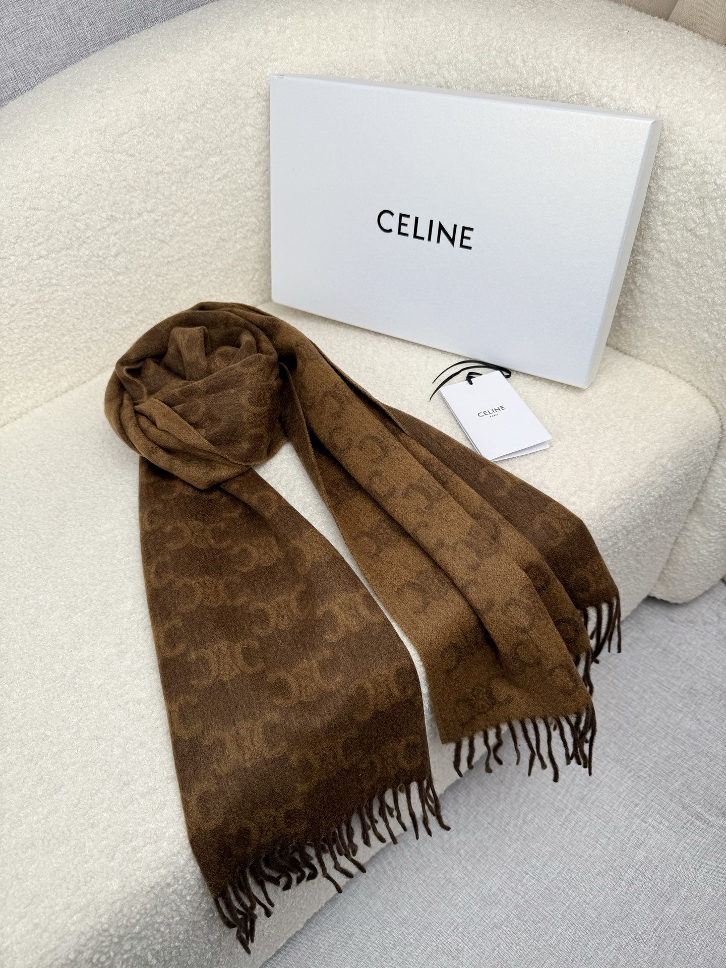 Celine 双面提花围巾 一改往日的简约风 采用 风格 真是把 潮流拿捏的稳稳的