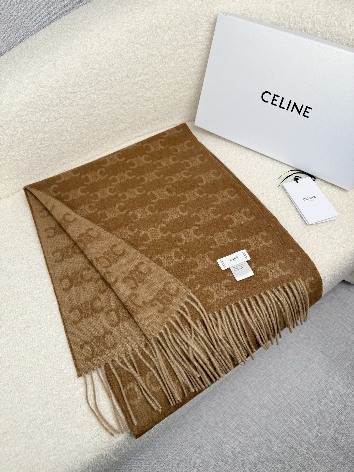 Celine 双面提花围巾 一改往日的简约风 采用 风格 真是把 潮流拿捏的稳稳的