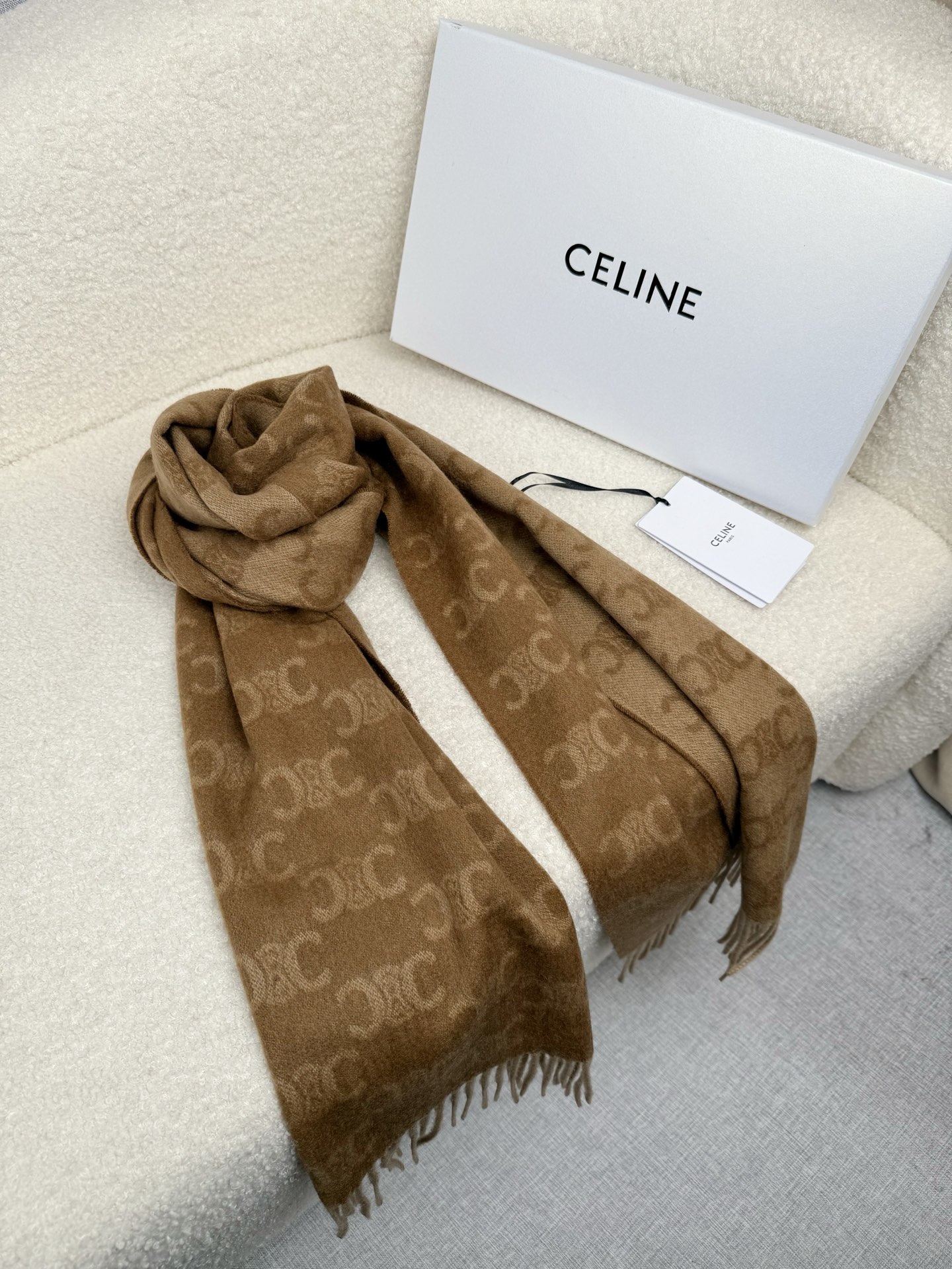 Celine 双面提花围巾 一改往日的简约风 采用 风格 真是把 潮流拿捏的稳稳的