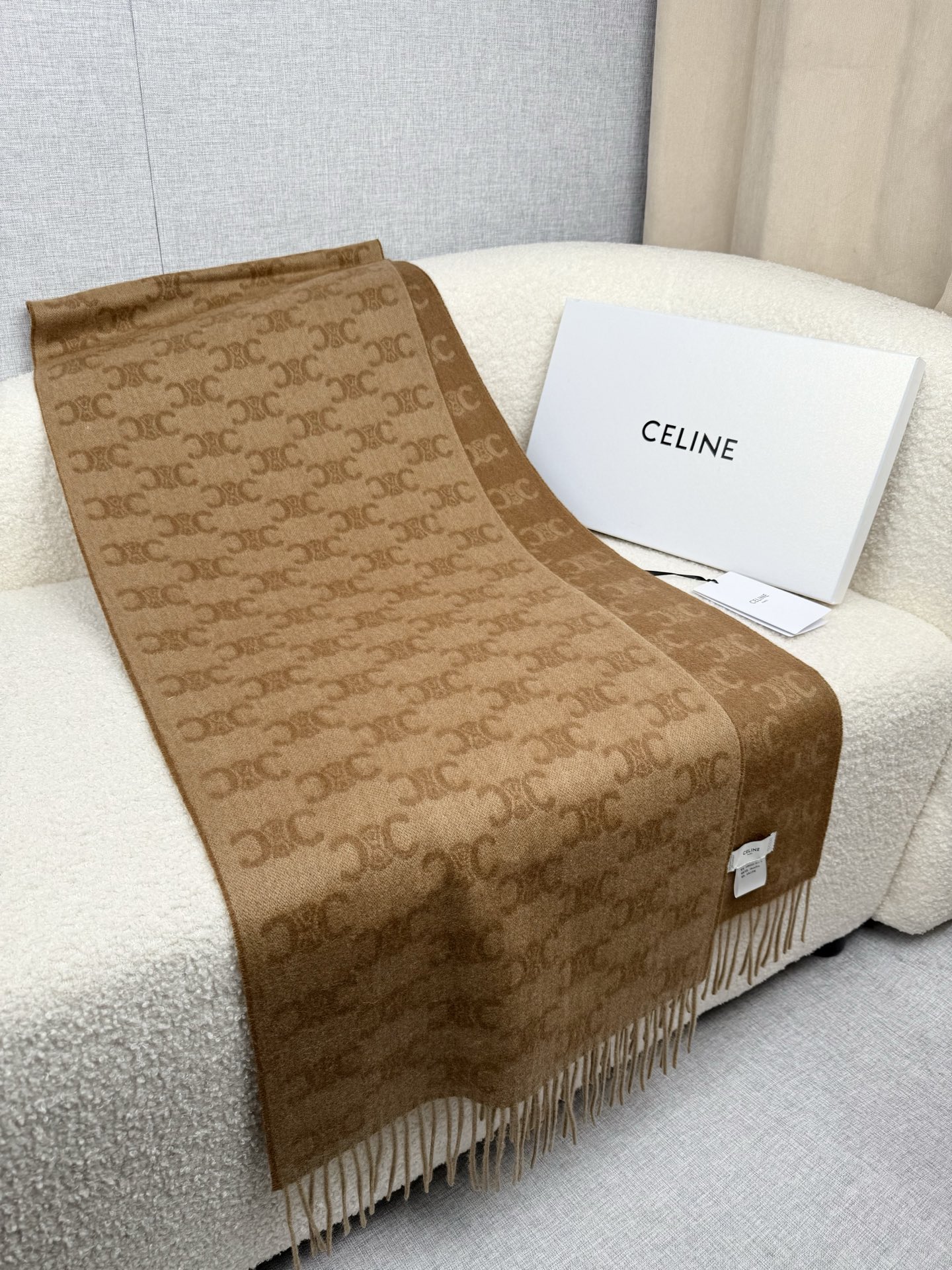 Celine 双面提花围巾 一改往日的简约风 采用 风格 真是把 潮流拿捏的稳稳的
